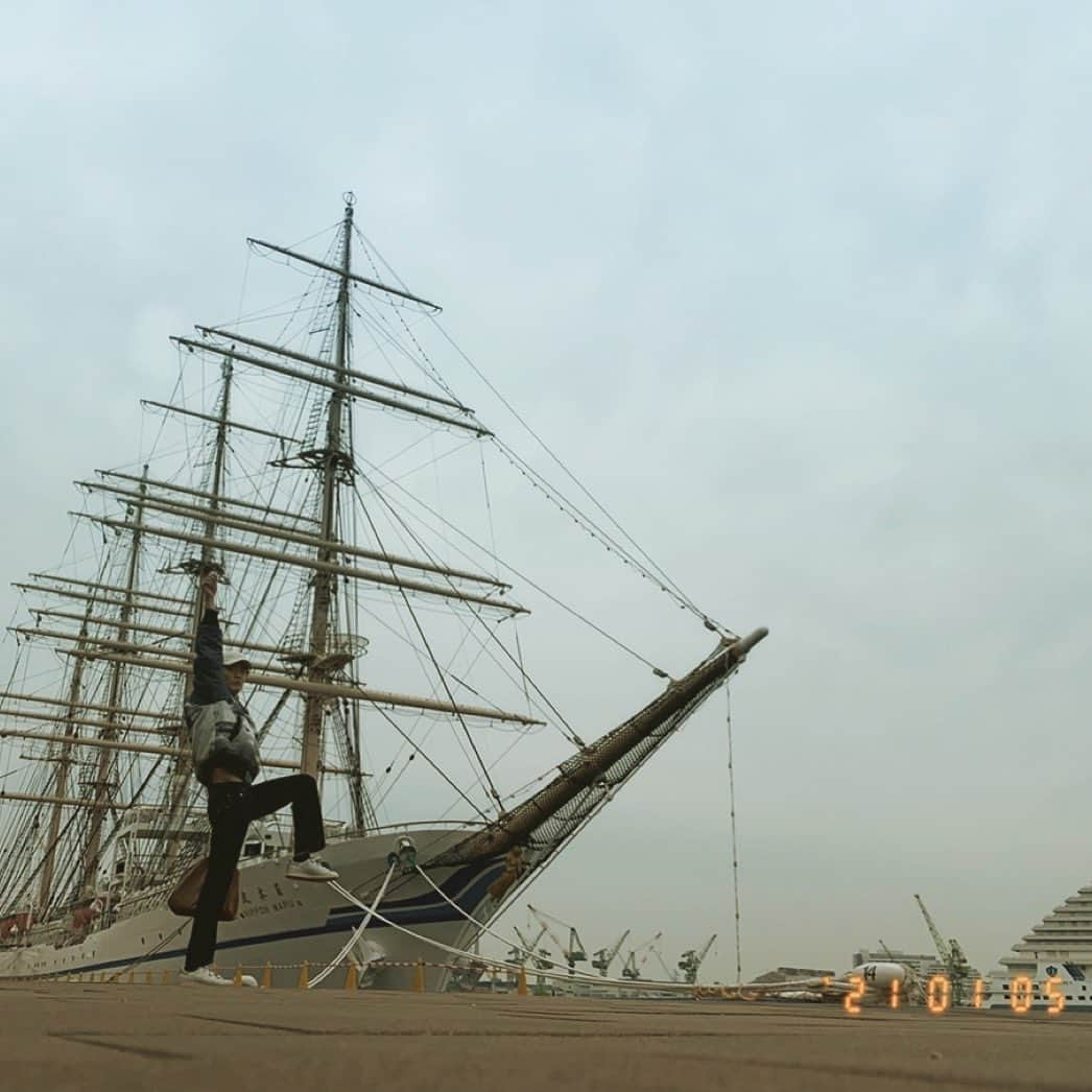 外舘祥のインスタグラム：「神戸港に無性に行きたくなり仕事帰りに⚓️ 曇り空が映えるでしょう☁️🐉  明けましておめでとうございます🌅 2021年、宜しくお願い致します🚢」