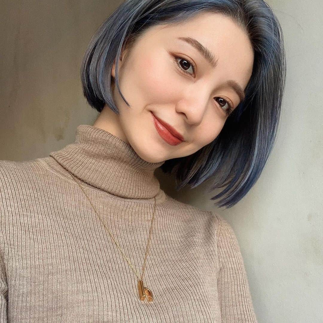 松尾 瞳のインスタグラム：「2021年初カラーカット💙👼🏻  この長さの方が似合うのはわかってたけど一気に切るのがもったいなくてじわじわ切ってて、毎回、カラーは可愛いけどなんかテンション上がらないなぁ、、って感じだったので久々に最高な気分です。やっぱり初めから短くすればよかった（笑）可愛くしてくれてありがとう佑ちゃん❤️ @yu_kihair」
