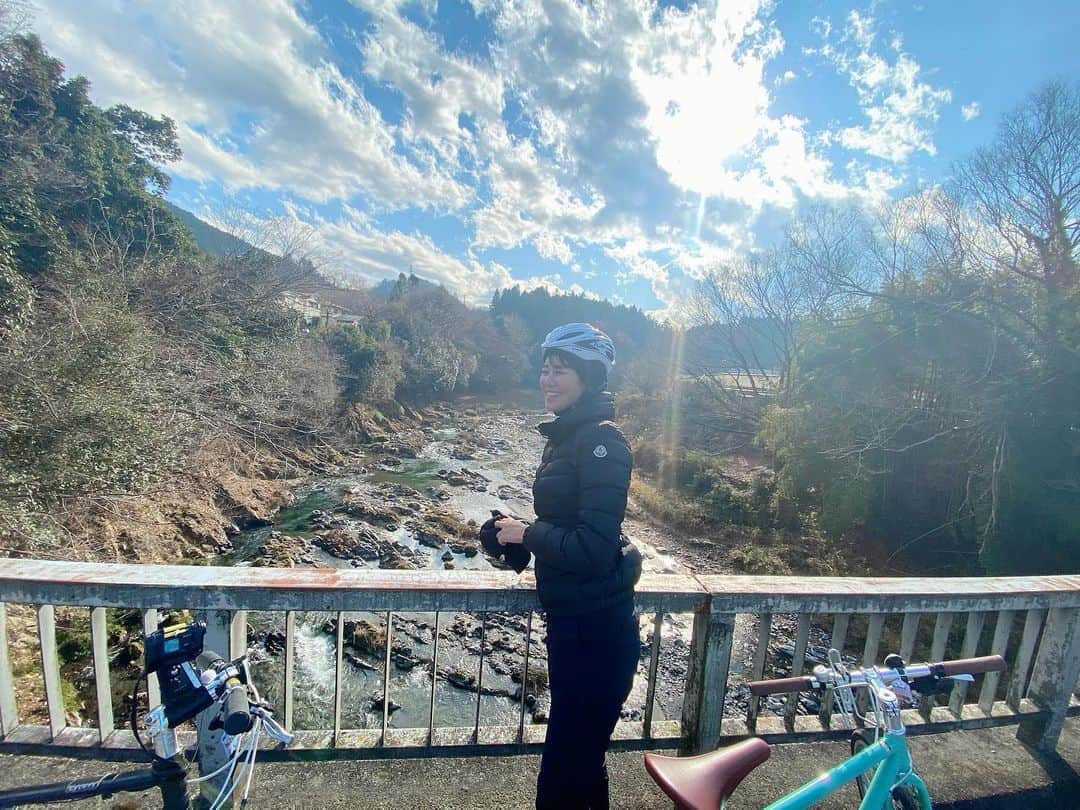 佐野真彩さんのインスタグラム写真 - (佐野真彩Instagram)「2021最初の自転車旅は #秋川 #網代弁天山  #六枚屏風岩　へ🚴‍♀️  今年も西多摩の自然豊かなオススメのスポットやイベントを紹介していきます📺🌲  特にあきる野は天然記念物に指定されているもの・場所がとても多い🍃  放送エリアにお住まいの皆様、 お楽しみに！  #あきる野　#青梅　#羽村　#福生　#tcn #自転車番組　#自転車ロケ #自転車女子 #奥多摩　#東京自転車旅行 #japannature #japan_of_insta #西多摩　#西多摩自転車　#cycling #弁天山　#にしちゅん　#無加工　#多摩ケーブルネットワーク」1月5日 18時34分 - sano.maya