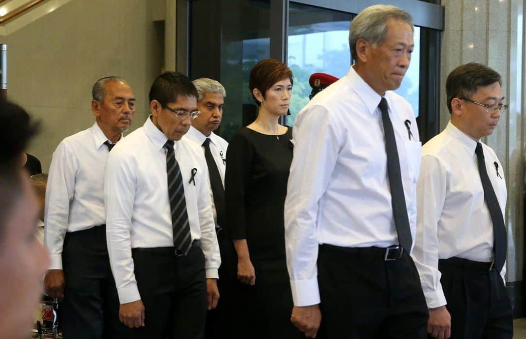 リー・シェンロンのインスタグラム：「Deeply saddened to learn of the passing of Encik Mahmud Awang on Monday. He was one of Singapore’s founding leaders.  A widely respected unionist, Encik Mahmud first got involved in union work when he joined the Singapore Traction Company (STC) as a bus conductor. He became close friends with Mr Ahmad Ibrahim, Mr Devan Nair and Mr Lee Kuan Yew, and won the support of many unions.  Encik Mahmud was elected to the Legislative Assembly in the 1963 General Election, and subsequently to the Parliament of newly independent Singapore. In the years when Singapore was in Malaysia, Malay PAP leaders, including Encik Mahmud, Othman Wok, Rahim Ishak, and others, came under enormous pressure by UMNO politicians to choose race over nation. But Encik Mahmud and his comrades held firm in their conviction. Their courage and leadership kept alive the vision of a multiracial Singapore, and enabled it to become the reality today.   Mr Lee was forever grateful for Encik Mahmud’s stout-hearted support at this critical moment in our history, and they kept in touch. At Mr Lee’s state funeral, Encik Mahmud was one of the pallbearers.   Encik Mahmud may have left us, but his legacy will live on. My thoughts are with his family in this time of loss. – LHL  (Encik Mahmud Awang (extreme left), a pallbearer at Mr Lee Kuan Yew’s funeral in 2015. / MCI Photo by LH Goh)」