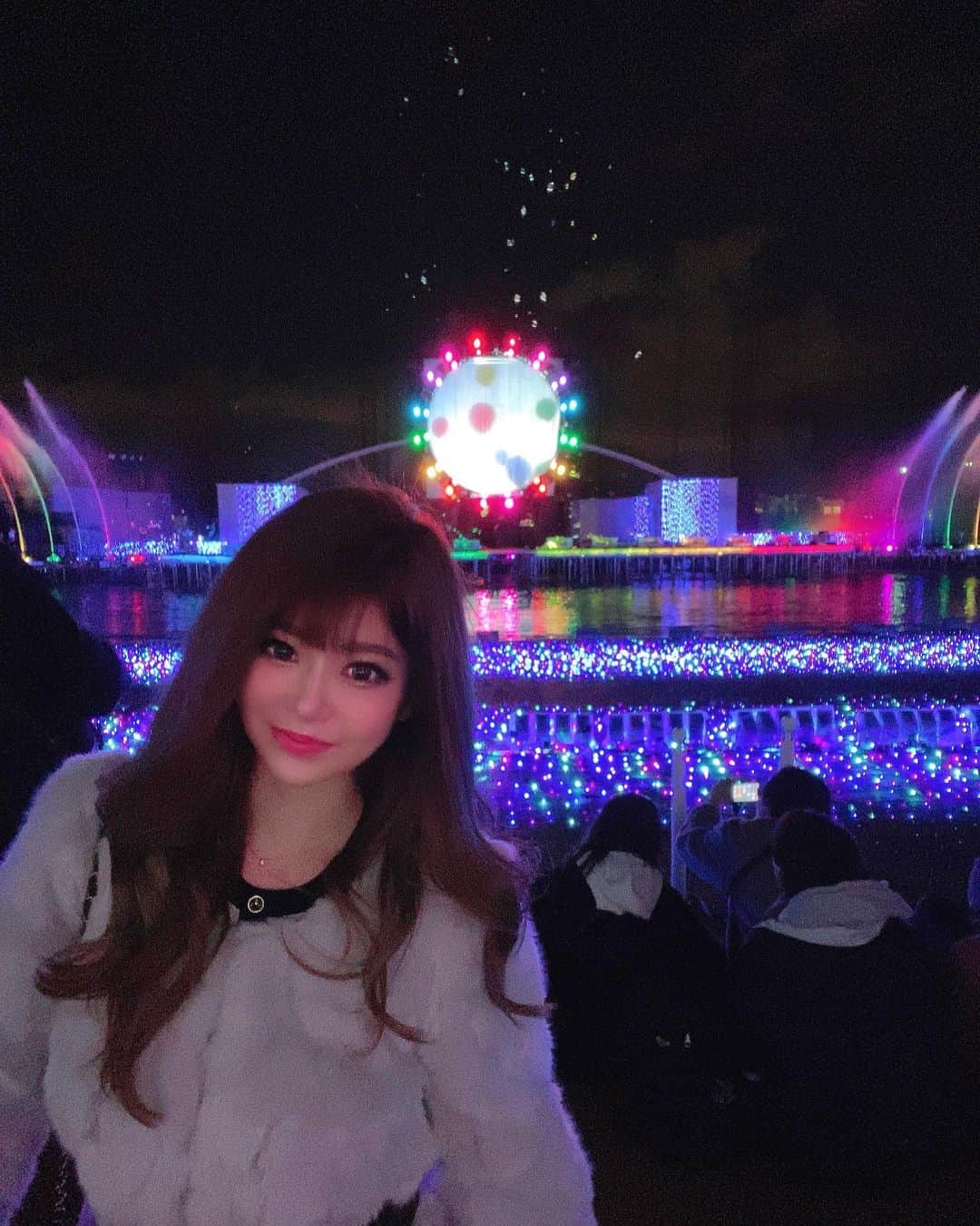 𝖬‌𝖠‌𝖬‌𝖨のインスタグラム：「イルミネーションと噴水⛲️のコラボ キレイでうっとりしちゃった☺️💓  写真はこれで終わりです🤣  #よみうりランド #よみうりランドジュエルミネーション #イルミネーション #遊園地 #illumination #ポートレート」