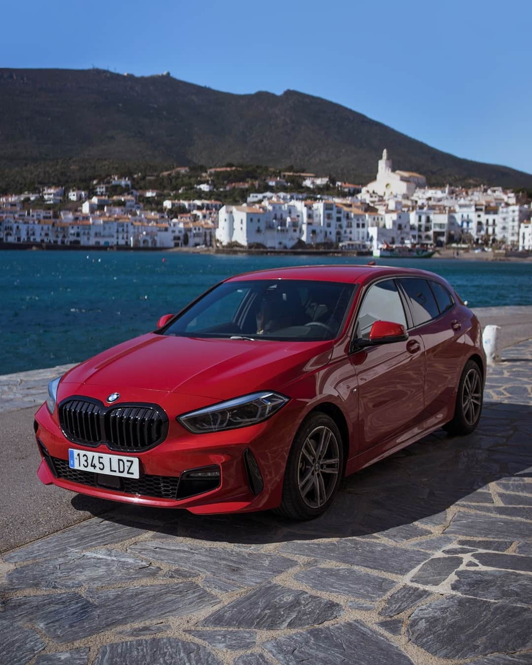 BMWのインスタグラム：「A love affair in red and blue. The BMW 1 Series. #THE1 #BMW #1Series @curetheone」