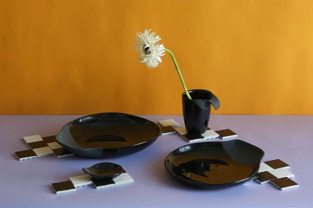 H.P.DECOさんのインスタグラム写真 - (H.P.DECOInstagram)「【RECOMMEND】 黒く光沢のある磁器にマットなマスクを被せたツェツェ ・アソシエ( @tse_tse.associees )のマスクシリーズは、モダンでありながらもツェツェらしさが光るテーブルウェアです🥣🦋🏁 黒い背景がお料理の色を引き立てるので、カジュアルなフレンチから品の良い日本料理まで、様々なシーンでお楽しみいただけます。  #tsetseassociees #ツェツェアソシエ #ツェツェ  #paris #interior #art #tableware #tablesetting #glass #暮らし #hpdeco #hpdecoaosando」1月5日 18時32分 - atelier_ma_vie