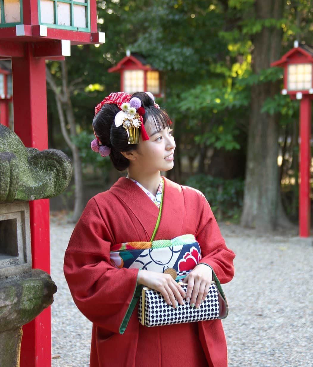 柿原桃里さんのインスタグラム写真 - (柿原桃里Instagram)「_ 和服ってやっぱりいいのよね👘✨ こんなに素敵な振袖を着られて本当に嬉しい！！ 髪型も、日本髪がしたいって中学生の時から思っててやっぱり最高でした これは秋に撮った成人式の前撮りの写真です☺️  . データ貰った瞬間見せびらかす笑 #振袖 #成人式 #日本髪 #ももわれ」1月5日 18時42分 - toori_moo_