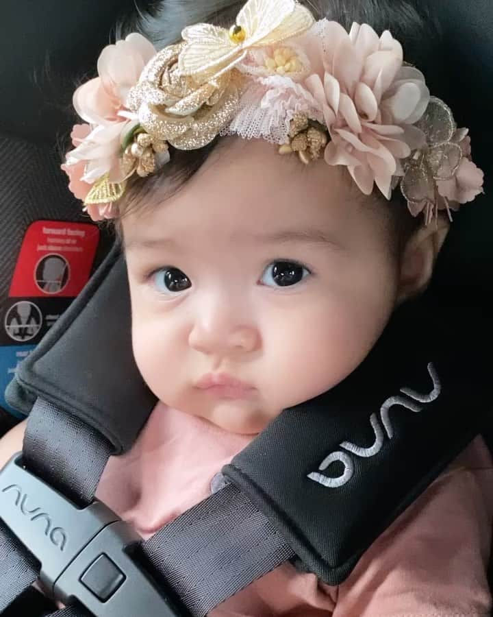 Rianti Cartwrightのインスタグラム：「masih dalam edisi flowercrown + not a fan of mummy’s singing 😅」
