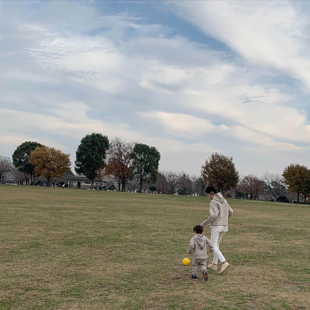 二宮綾海のインスタグラム：「🙋🏻‍♀️ 今年は息子と一緒にサッカー頑張ります！⚽️  #2021 #抱負 #サッカー #の楽しさを #今更知りました😂🤍 #とりあえず #年明け #早々に #息子 #も蹴れる #サッカーボール #を #購入しました👦🏻」