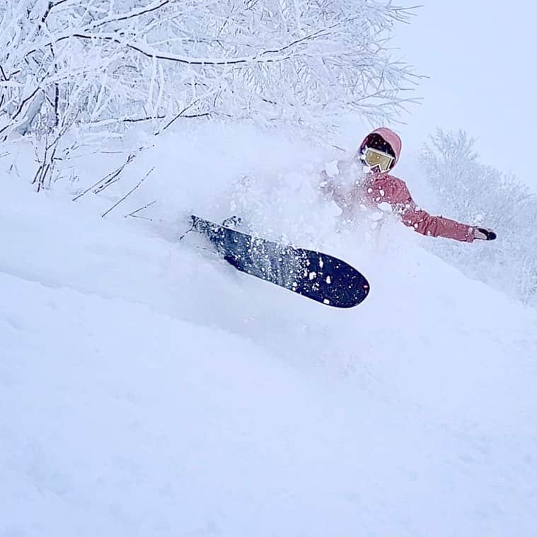 岩垂かれんさんのインスタグラム写真 - (岩垂かれんInstagram)「ぴゃ〜 ぱうだーぱらだいす！ #八甲田 #八甲田山 #hakkoda #roxysnow #powdersnow #snowboarding #japow」1月5日 18時40分 - kareniwadare