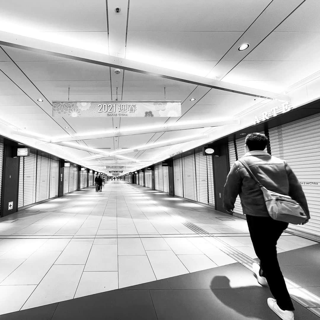 naotakeのインスタグラム：「地下街 - An underground shopping arcade / iPhone 12 Pro Max & Snapseed, 20200106 . . いきなり！ステーキの肉マイレージのサービス内容がガクッと下がっていることに気付く。これはもう・・・。 . . #spicollective #royalsnappingartists #infamous_family #rsa_main #infinity_photo_cult #jp_gallery_member #jp_gallery_bnw #trb_bnw #wp_bnw  #bnw_life #bnwlife_member #bnw_life_shots #bnw_captures #world_bnw #top_bnw #team_jp_ #team_jp_モノクロ #ig_energy_bw #ig_nihon #streetphotographybnw #igersjp #blackandwhite #bnw #bnwphoto #monochrome #bw #bnwphotography #ShotOniPhone #shotoniphone12promax」