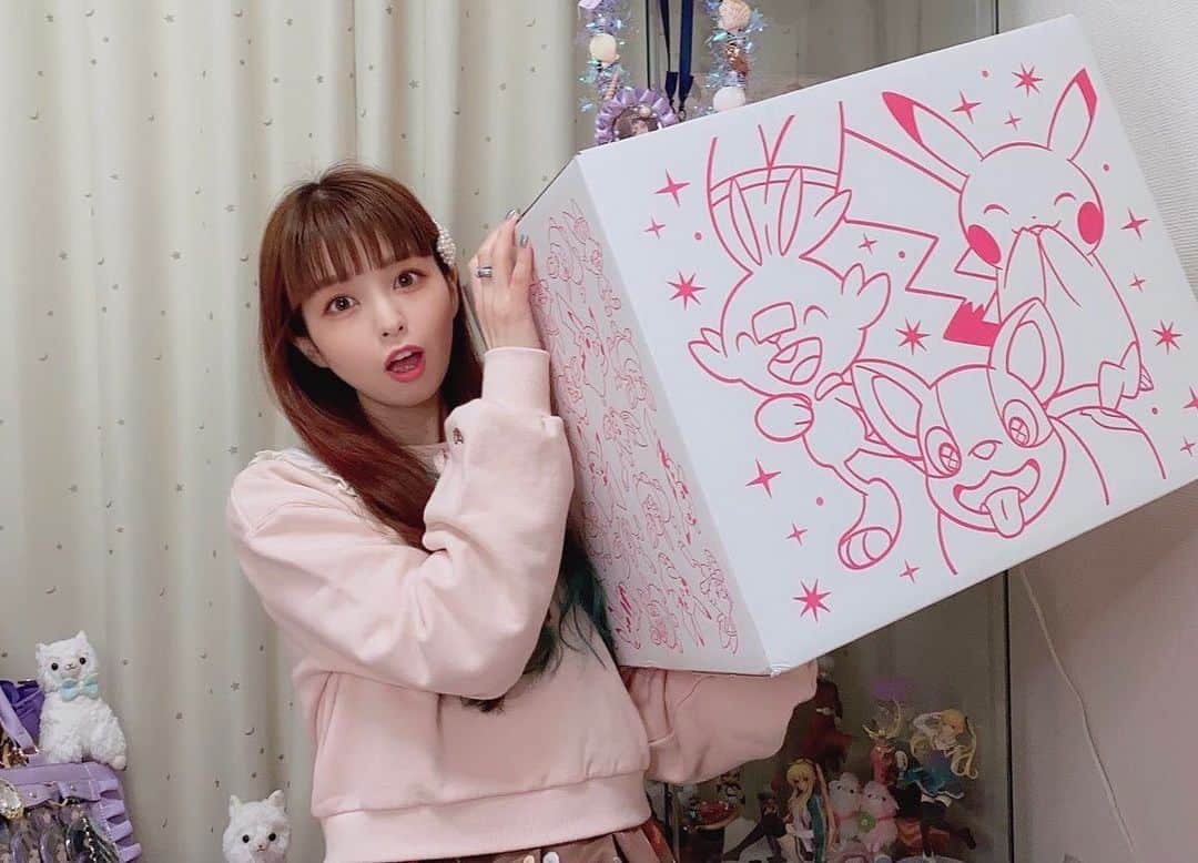 春奈るなのインスタグラム：「なんとピカピカボックス2021が！！ 当選しました！！！！！⚡️⚡️⚡️ ボックスの中が可愛いで溢れてて可愛いしか言えなくなる状態異常になった  #ピカピカボックス2021  #pokemon」