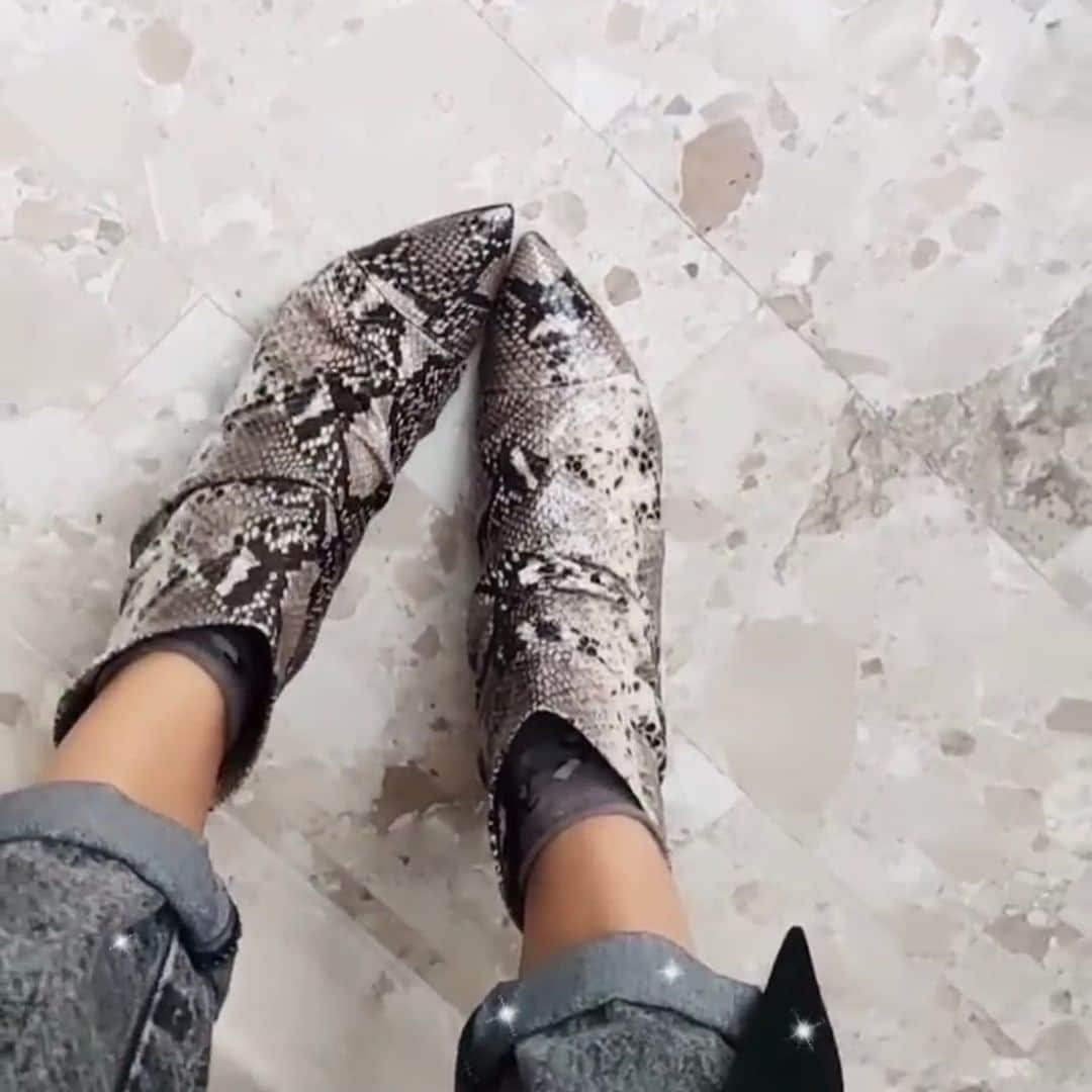 イズロさんのインスタグラム写真 - (イズロInstagram)「#islo #isloisabellalorusso #isloshoes #shoes #ankleboots #shop #rivenditore #mahe #mahebellaria #bellaria #leather #print #rettile #heels #tacchi #fashion #style #shopping #shoesaddict #shoeslover #musthave #madeinitaly #staytuned #chiara」1月5日 18時45分 - islo_isabellalorusso