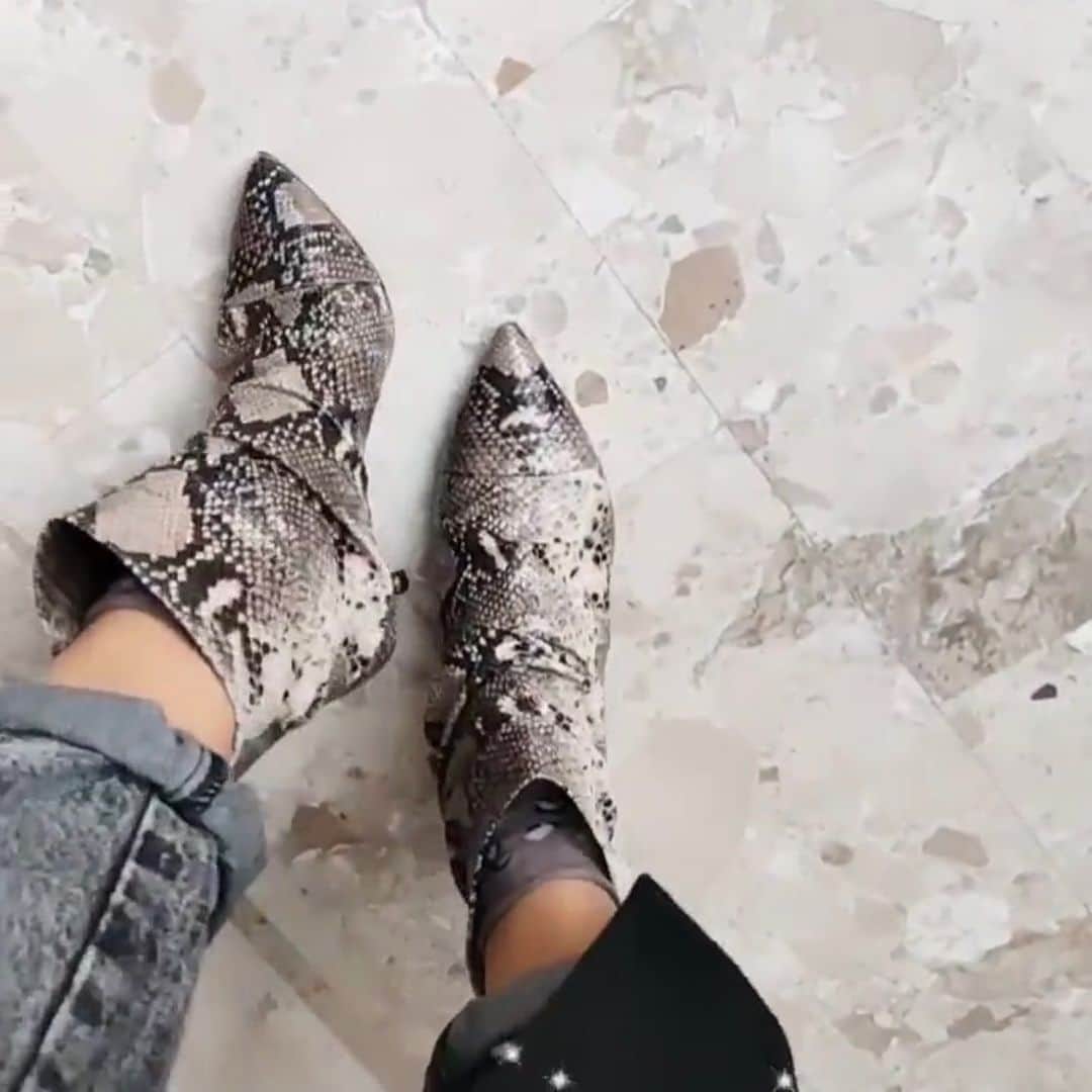 イズロのインスタグラム：「#islo #isloisabellalorusso #isloshoes #shoes #ankleboots #shop #rivenditore #mahebellaria #bellaria #leather #print #rettile #heels #tacchi #fashion #style #shopping #shoesaddict #shoeslover #musthave #madeinitaly #staytuned #chiara」