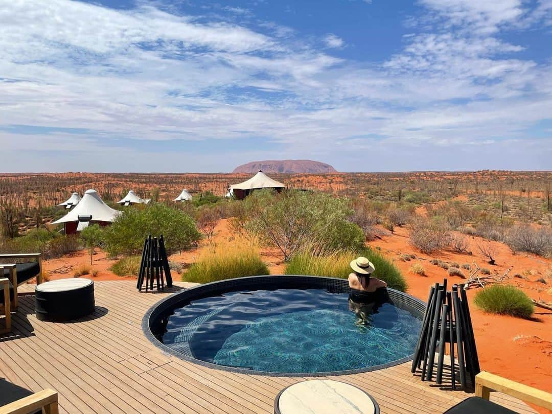 Australiaさんのインスタグラム写真 - (AustraliaInstagram)「Fancy a swim with a side of #Uluru? 👙 @addictedtoaustralia was lucky enough to have this view on tap for her stay at @longitude131. This desert oasis in the heart of @ntaustralia’s #RedCentre overlooks the iconic Uluru on one side and #KataTjuta, also known as The Olgas, to the other. All you need to do here is wake up in luxury in your tented pavilion, take a morning swim while you soak up the scenery, then head out to explore @visitcentralaus on one of the resort’s guided tours. #seeaustralia #NTaustralia #RedCentreNT #longitude131 #holidayherethisyear」1月5日 19時00分 - australia