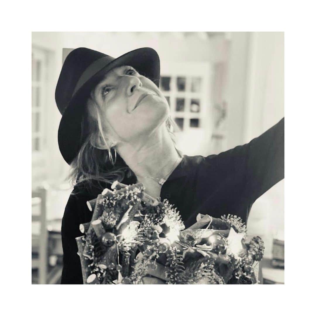 のインスタグラム：「2021 ! N E W  Y E A R  Nous vous souhaitons une année heureuse, pleine d’énergie, d’envie, de désir, d’inspiration et de projets Merci d’être toujours aussi fidèles à ce que nous sommes et d’accueillir nos projets avec autant d’enthousiasme.  Et parce que votre soutien nous donne de l’énergie, l’année 2021 sera créative voire inédite !  - - - We wish you a happy New Year ! Full of energy, desire, desire, inspiration and plans ! Thank you for always being as faithful to who we are and for welcoming our projects with such enthusiasm.  And because your support gives us energy, the year 2021 will be creative, even unprecedented ! - - - #lacerisesurlechapeau #newyear #putsomecolorsinyourlife #hat #atelierboutiqueparis」