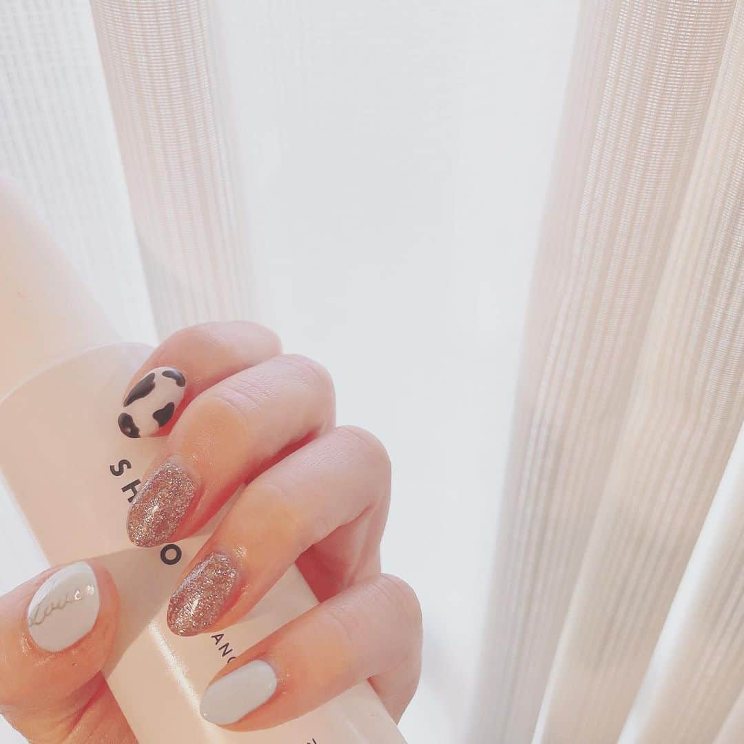 平井喜美のインスタグラム：「new nail🐄  今年もセルフネイルたのしも🤍✌️  #nail #jelnail #selfnail  #干支ネイル #ジェルネイル #牛ネイル #shiro #winter #冬ネイル #おうち時間 #セルフクオリティ」