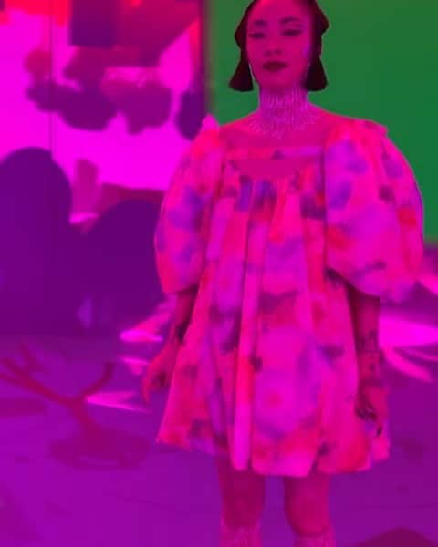 リナ・サワヤマのインスタグラム：「me spiralling in lockdown 3 xxxxxx happy new year xxxxx」