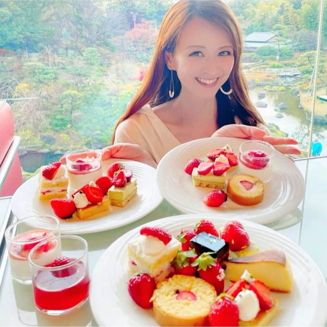 のインスタグラム：「今日 1/5から❗️ スーパーいちごビュッフェ2021🍓 あまおうスイーツプレゼンテーション でございます〜  ピエールエルメ シェフとのコラボ  あまおうピスタチオも登場🇫🇷  ホテルニューオータニ ガーデンラウンジで今日から3/31まで開催ですよ〜♡ @hotelnewotanitokyo   新スタイルのビュッフェでホテルメイドのサンドウィッチとスイーツを好きなだけ楽しめ、  →2.3.4枚め) サラダやビーフシチュー、黒酢酢豚やカレーなど お食事も大満足♡  🍓🍈あの❗️スーパーショートケーキもミニサイズで頂けます。  広い空間で安全対策も万全です。 滝が流れる庭園を眺めつつ 、優雅な気持ちで ゆったり頂けるのは、まさにホテルならでは。  11:30〜 12:00〜12:30〜13:15〜13:45〜 各90分制  webからのご予約制です🔻  https://www.newotani.co.jp/tokyo/restaurant/gardenlounge/ichigo/  初日 1/5は いちごの日😉❣️ 大満喫です🍓🍓🍓  #ホテルニューオータニ東京  #スーパーショートケーキ #スーパーいちごビュッフェ#ホテルスイーツ#ホテルビュッフェ  #モンブランの世界#栗#和栗#栗スイーツ#モンブラン#里井真由美#里井ワグリーナ真由美#ワグリーナ#ワグリーナ真由美#japan#mayumisatoi#アフタヌーンティー#零食#さといいね#스위트#ありが糖運動#まゆログ#甜食#着物#フードジャーナリスト里井真由美」