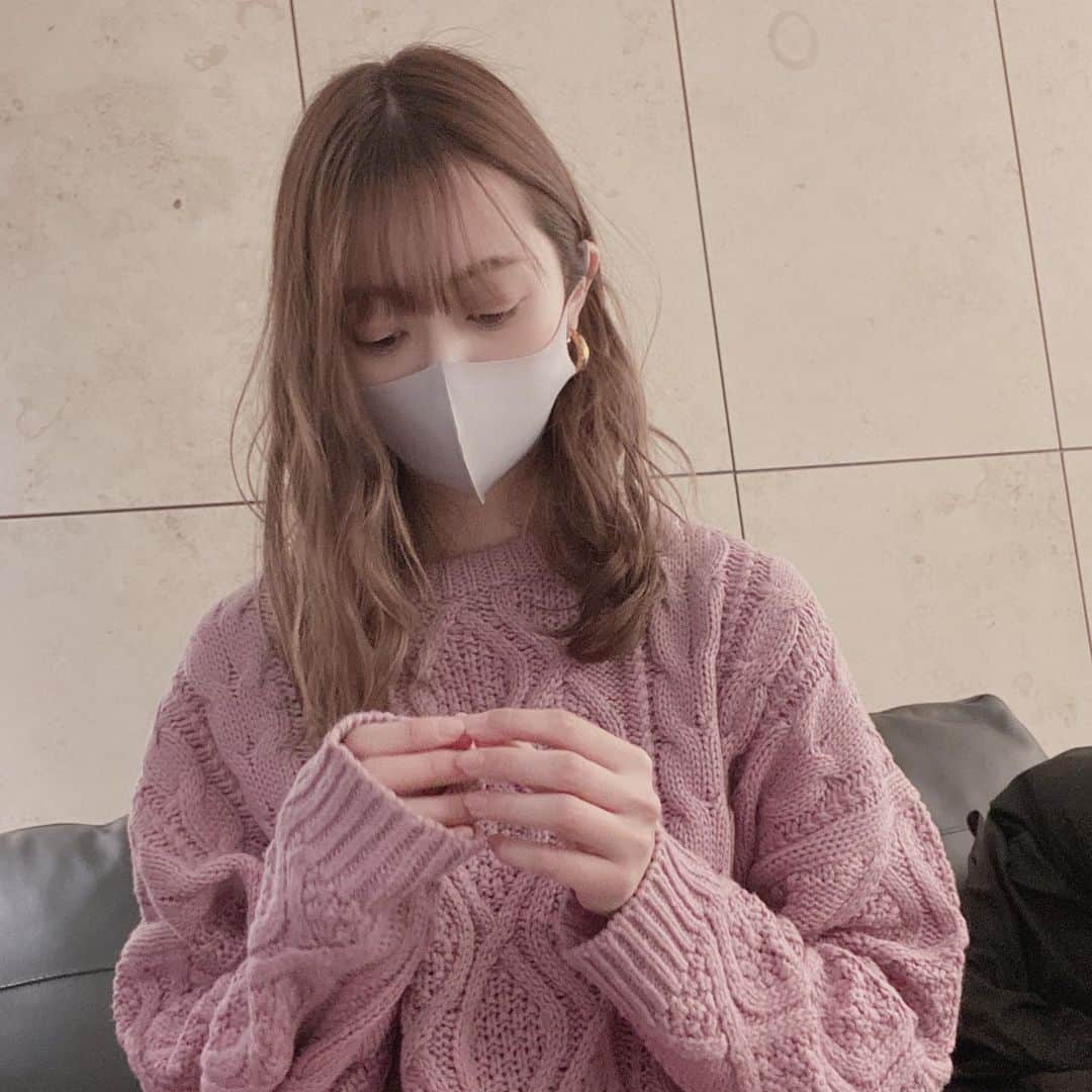 末次愛梨のインスタグラム：「脱プリン🍮👋 年末行けなくて年明けやっと行けたNoa.🤎  改めて @yamato_takumi  さん openおめでとうございます！！！  お店の内装お洒落で可愛かった♪  おまかせカラーが大正解すぎたし、 前髪の長さも言わなくてもいい感じだし 今年もたくさんお世話になります🐮🌟  今日付けてるピアス新しく仲間入りしたんだけど、 大ぶりで可愛いから もう少し寄りの写真あとでストーリー載せよっと✌️😙  #Noa#hairsalon#hairstyle#ヘアサロン#美容室#表参道#ヘアカラー#ヘアスタイル#머리스타일#머리스타그램#헤어스타일」