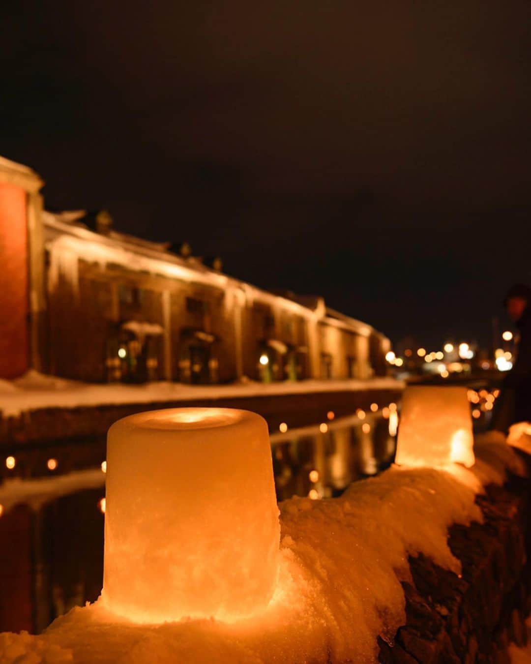 Skyticket.jpさんのインスタグラム写真 - (Skyticket.jpInstagram)「​⠀ 小樽雪あかりの路⠀ ⠀ 小樽雪あかりの路は1999年から開催れている、ろうそくを使ったスノーキャンドルやオブジェ、浮き玉キャンドルが小樽のいたるところでゆらゆら煌めく祭典。⠀ ⠀ 「雪」と「あかり」をテーマにした無数のキャンドルの灯火が美しい港町小樽の街並みを照らします。⠀ 期間を短縮しての開催となりますが、今年も小樽の冬の夜を楽しめます。⠀ ⠀ photo by：YsPhoto / PIXTA(ピクスタ)⠀ ⠀ +++++++ +++++++ +++++++⠀ 小樽雪あかりの路 運河会場⠀ 住所：北海道小樽市色内1丁目2⠀ 開催日：2021年2月12日(金)〜14日(日)⠀ 開催時間：17：00～21：00⠀ +++++++ +++++++ +++++++⠀ ⠀ ・⠀ ・⠀ ▼旅先の絶景やおすすめ写真を大募集📷⠀ #skyticketrip を付けた投稿はストーリーズでご紹介させてください🌈⠀ ⠀ #小樽雪あかりの路 #小樽 #otaru #氷点下の世界 #写真好きな人とつながりたい #北海道 #夜も小樽で #雪の国 #japan_visit #japan_of_insta #hokkaidosgram #japan_night_view #drivehokkaido #hokkaidolikers #小樽運河 #otaruloveshare #snowcandle #japan #hokkaido #insta_japan #雪あかりの路 #candlenight #otarusnowlightpathfestival #雪あかり#北海道観光 #otarulovers #hokkaidootarulovers #スカイチケット」1月5日 18時55分 - skyticket.jp