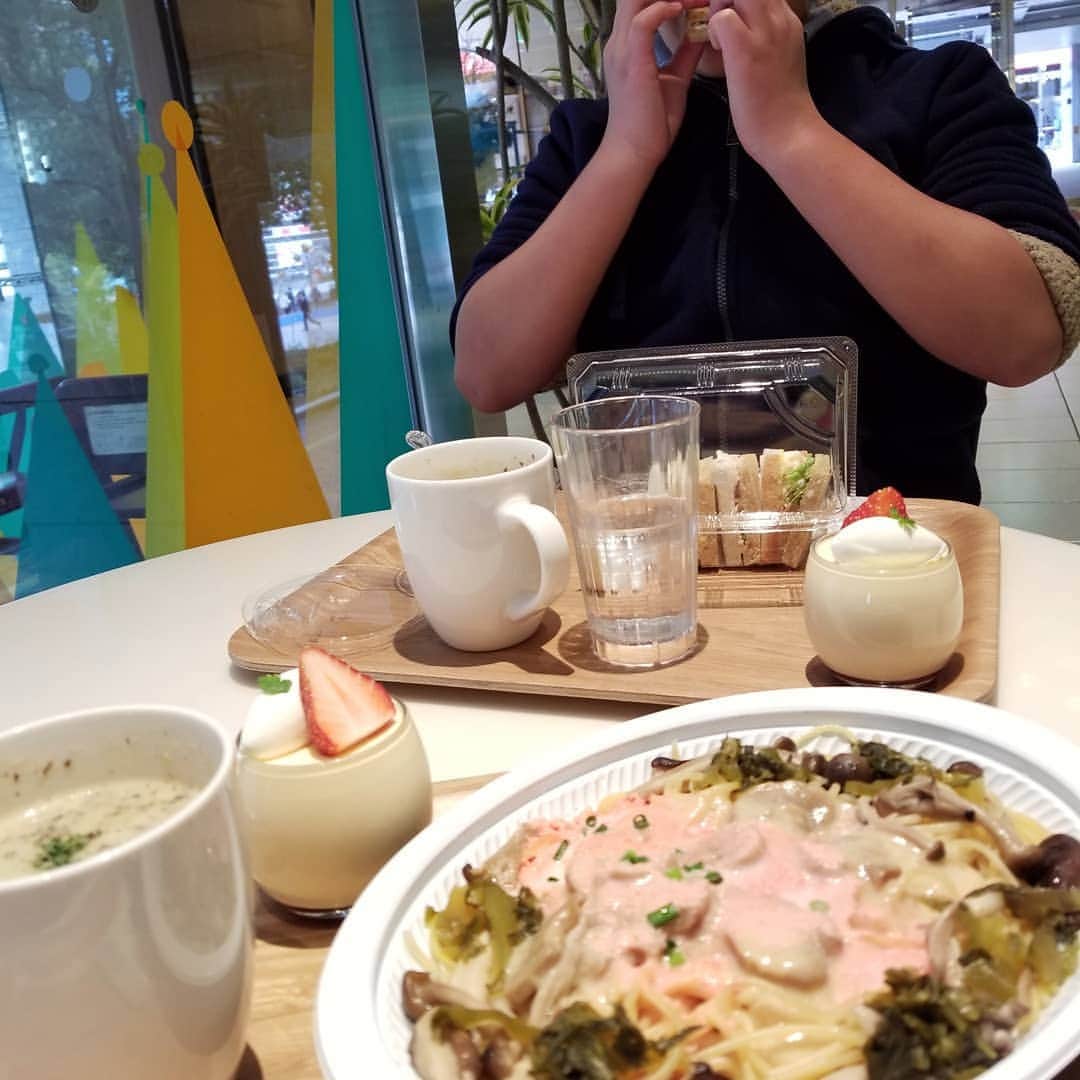 常世晶子さんのインスタグラム写真 - (常世晶子Instagram)「静かなお店で軽くランチ。 久しぶりの外ご飯だったので、ほっこりしましたよ～😊☕  ※モグモグしている2021年の息子」1月5日 18時56分 - tokoyo_shoko