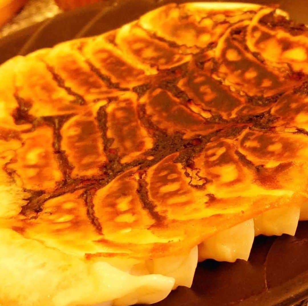 玉城ちはるのインスタグラム：「【 餃子始め　❤️❤️❤️ 】  みなさま　餃子あけましておめでとう餃子います笑笑  2021年初の餃子は 熊本の　ダロープ亭の黒餃子でした🌺  元旦にまさに届きましたぁ❤️  嬉しい🌺なんて素敵なお年賀でしょう笑笑  年賀状ならぬ、餃子状です笑笑  牛肉100%でカリッカリに　 またしても、焦がしてしまいましたが笑笑  めっちゃ美味しく焼き上がりました❤️^_^  あぁ！美味かった！  #熊本餃子 #初餃子 #牛肉100パーセント #牛肉餃子 #新年 #あけましておめでとう #餃子います #餃子」