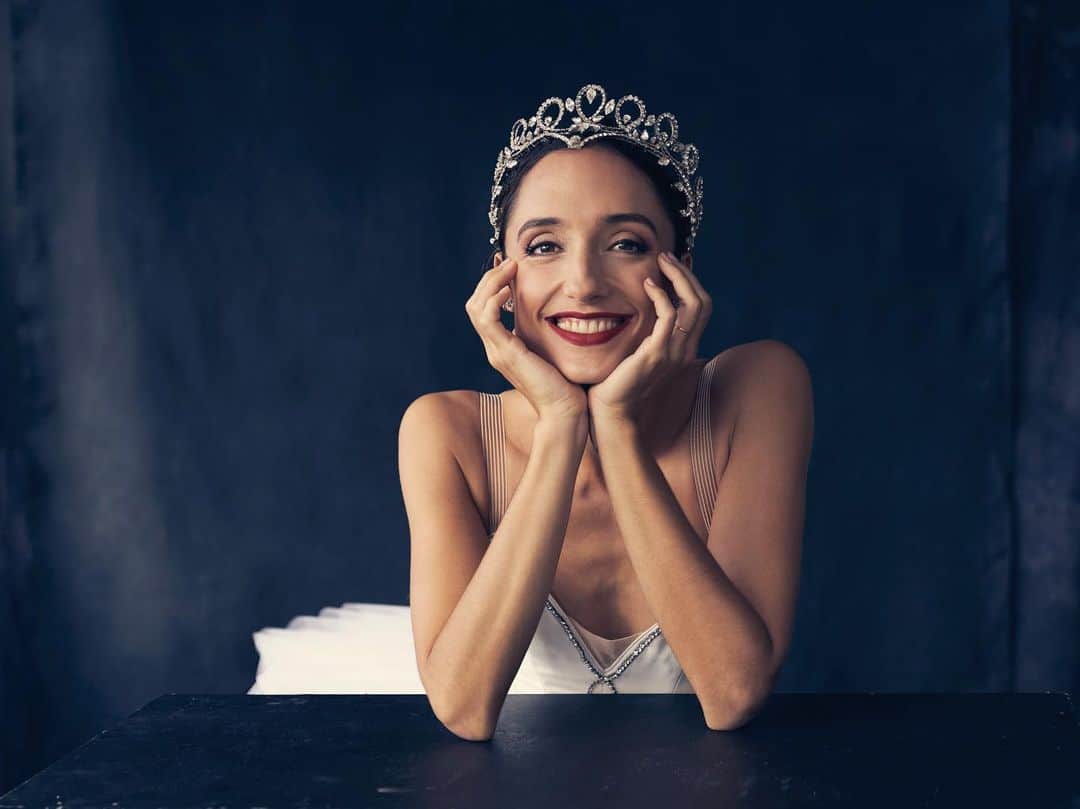 ドロテ・ジルベールのインスタグラム：「Tous mes vœux de bonheur pour cette année qui débute. Tant de mots et d’émotions ressentis et si peu d’espaces pour les partager. Hâte que les murs s’éloignent. Je vous embrasse fort. 📷 @jamesbort」