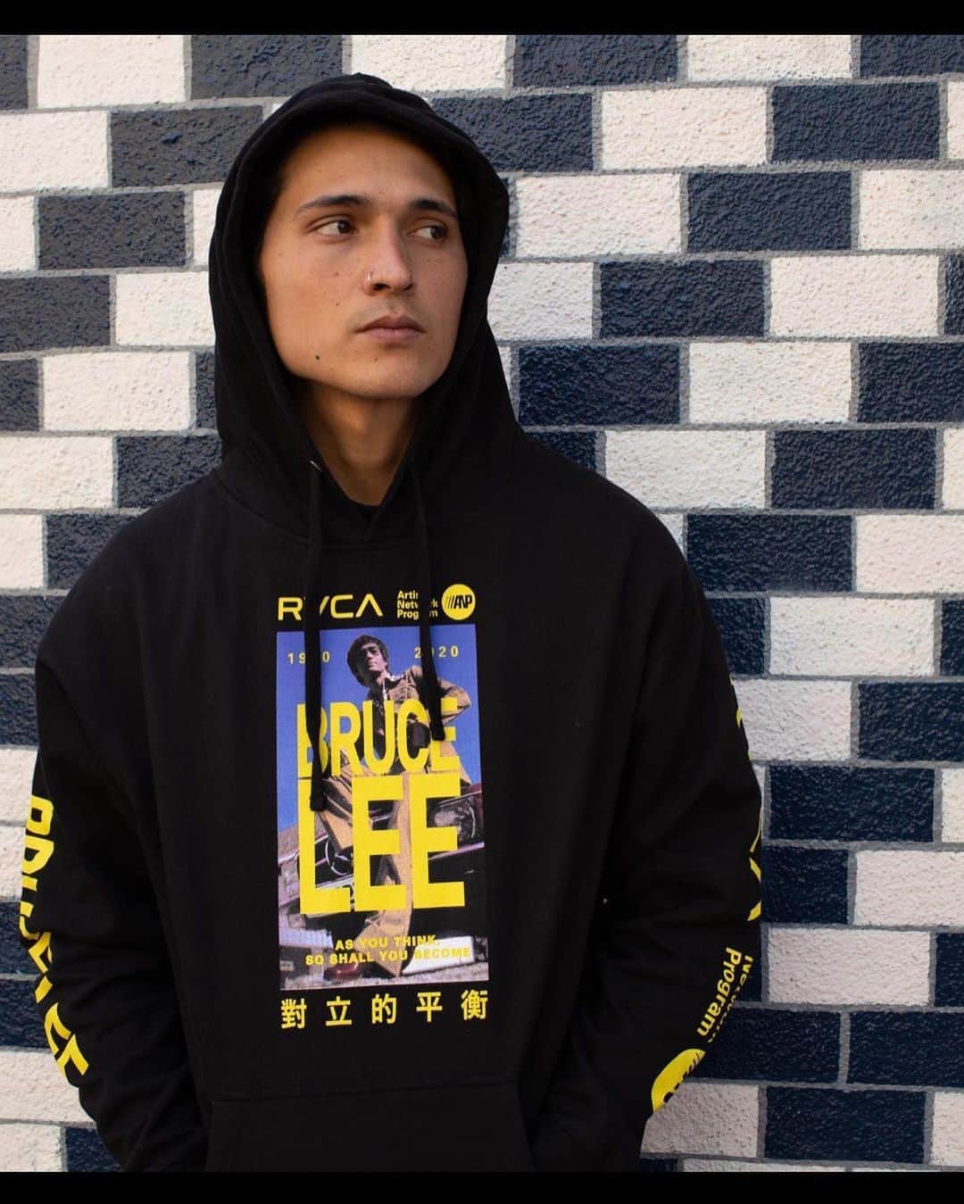 RVCA Japanさんのインスタグラム写真 - (RVCA JapanInstagram)「The RVCA x Bruce Lee collection // Finding a common bond with the ‘Balance of Opposites’, the shared idea is seen in RVCA’s vision to bring together Artists, Musicians, Surfers, Skaters, MMA & Jiu Jitsu Athletes under one creative platform // View full collection link in bio // @brucelee @rvcasport // #RVCA #VA #TheBalanceOfOpposites #RVCAxBruceLee」1月5日 19時08分 - rvcajapan