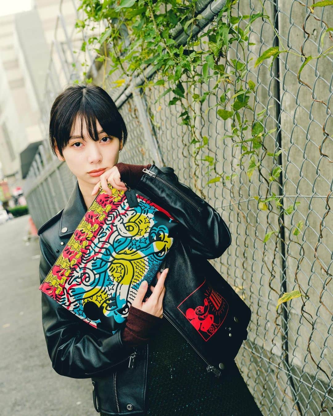きなりのインスタグラム：「@coach × Keith Haring × Micky ミッキー展でHaringの原画を見てから虜です💎 今回のコラボも本当にどれも見逃せない！可愛すぎる！！  #DisneyxHaringxCoach #CoachNY」