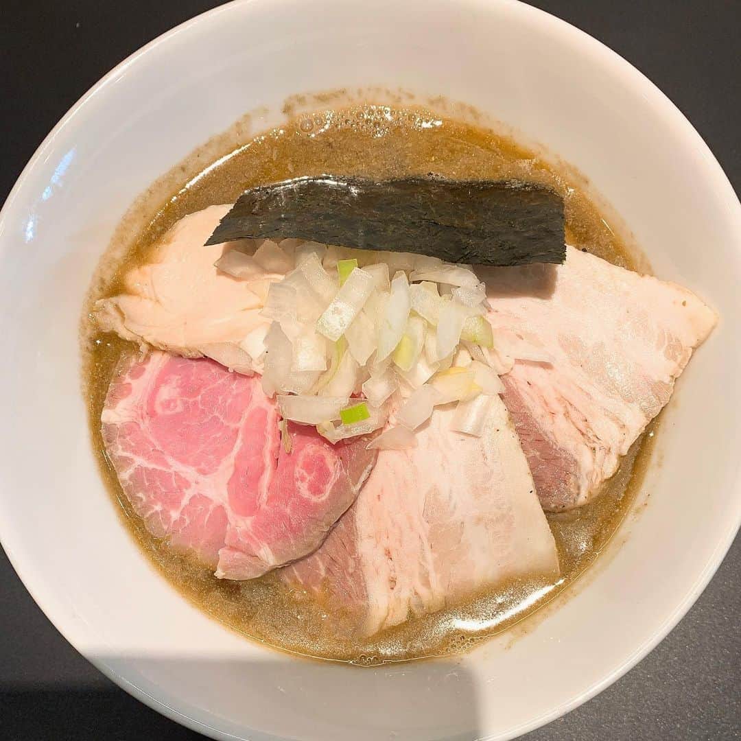 華月咲（さーちゃん）のインスタグラム：「🍜 #煮干乱舞 #地鶏と煮干 ¥1500 武里駅より徒歩２分。 ＊ 2021年ラーメン初めヾ(｡>﹏<｡)ﾉﾞ🌅 地元の誇りが６周年！ということで 限定麺を朝８時にすする🍜最高の朝活🍜 やはりお肉美味かったなぁ〜！ダントツ！ 麺とスープの絡み具合も変わらず絶妙で 頭の中でひたすら乱舞した💃ウマスギ💃 感染対策もしっかり書いて貼ってあるから みんな守るし安心していけるのも魅力🐟💓 ＊ みなさん、春日部は良いところです！！！ しんちゃんだけじゃありません！！！！！ ぜひ遊びにきてください！！！！！（大声） ・ ・ #japan #saitama #kasukabe #ramen  #埼玉 #春日部 #春日部グルメ #埼玉ラーメン #春日部ラーメン #煮干ラーメン #煮干しラーメン #ラーメン #ラーメン女子 #ラーメン部関東 #ラーメン倶楽部 #ラーメン部 #麺スタグラマー #麺スタグラム #ラーメン好きと繋がりたい #ラーメンパトロール」