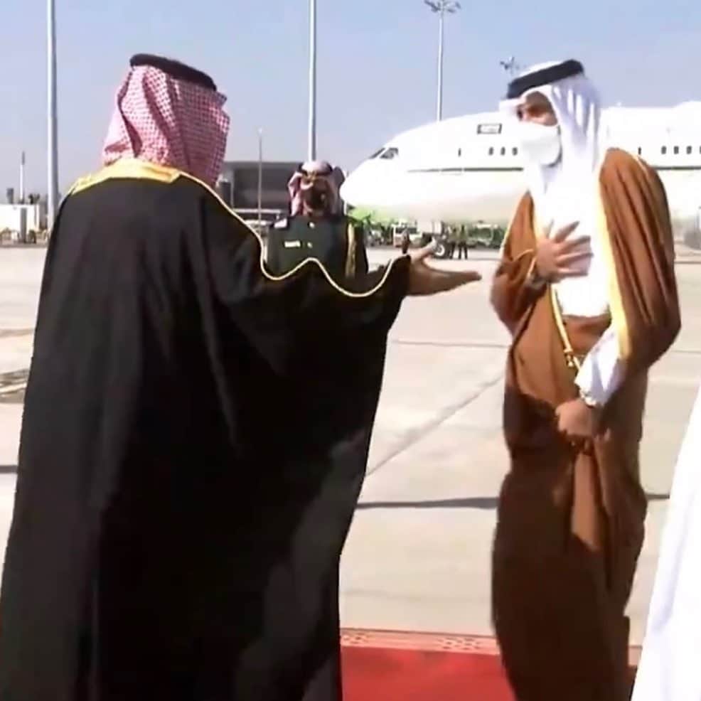 鷹鳥屋明のインスタグラム：「🇸🇦HUGS🇶🇦 مبروك...مبروووك☺️👏👏👏  #السعودية_قطر #قطر_السعوديه_الامارات_الكويت_عمان_البحرين」