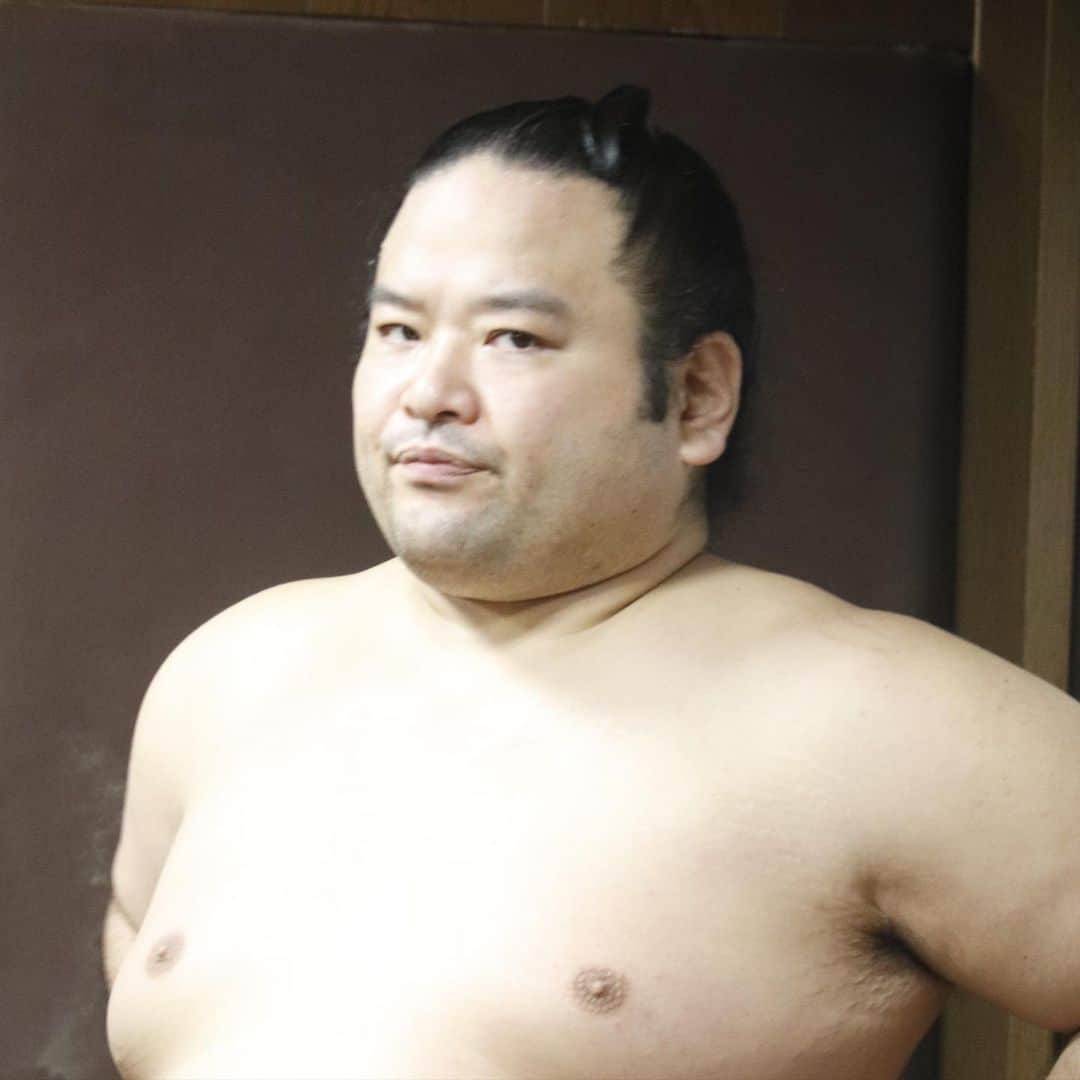 日本相撲協会さんのインスタグラム写真 - (日本相撲協会Instagram)「本日の陸奥部屋稽古の様子です。。 横綱鶴竜、幕内の霧馬山をはじめ、現在17名の力士が所属しています。 大相撲一月場所は、1月10日(日)に初日を迎えます！  @sumokyokai  #大相撲 #sumo #相撲 #力士 #お相撲さん #japanphoto #sumowrestlers #japanculture #陸奥部屋 #鶴竜　#霧馬山　#隆貴　#大日堂　#勇輝　#鋼　#一月場所　#霧津羽左」1月5日 19時07分 - sumokyokai
