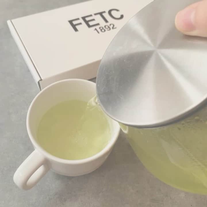 乙黒えりのインスタグラム：「インスタライブで緑茶についての話をしていたら投稿に残してほしいというDMを頂いたのでメモしておきますね。  緑茶は腸内細菌バランスを整えるという論文があるので菌ケアにはとてもいいです。  しかも面白いことに、緑茶は抽出する温度によってカテキンの成分や効能が変わるそうです。 カフェインも高温の方が出やすく、低温抽出だと出にくいと言われています。  免疫力をアップしたい今、おすすめなのが水出し緑茶。  ①5-10℃(冷蔵庫くらい)で8時間ほどかけて抽出する水出し緑茶には、免疫力アップに強い効果のあるタイプのカテキンが含まれます。 ビタミンCも含まれるそうです。  低めの温度で入れると、甘味や旨みを感じられる「テアニン」が増えるので甘く感じます。  ②50-60℃ での抽出:緊張を和らげる効果と心身をリラックスさせる効果があります。穏やかな興奮状態が集中力を高めるので、勉強や仕事前にぬるめに入れたお茶を飲むのもおすすめです。 生理痛にも効果があると言われているので、生理前と生理中は必ず人肌くらいの温度の緑茶を3杯くらい飲んでます。  ③80℃以上での抽出:炎症やアレルギー(花粉症)の抑制効果があることがわかっています。  水出し緑茶の入れ方 1、夜寝る前に作るのがおすすめ。 水道水を沸騰させてから冷まします。 2、冷めた水を入れたボトルに緑茶の茶葉(ティーバッグ)を入れて冷蔵庫で8時間。  3、冬は冷えるので 朝冷蔵庫から出して室温に戻してその日中に飲んでます。 #免疫力アップ#緑茶#ぬるめ好き#水出し緑茶 お気に入りは@fetc_1892_jp」