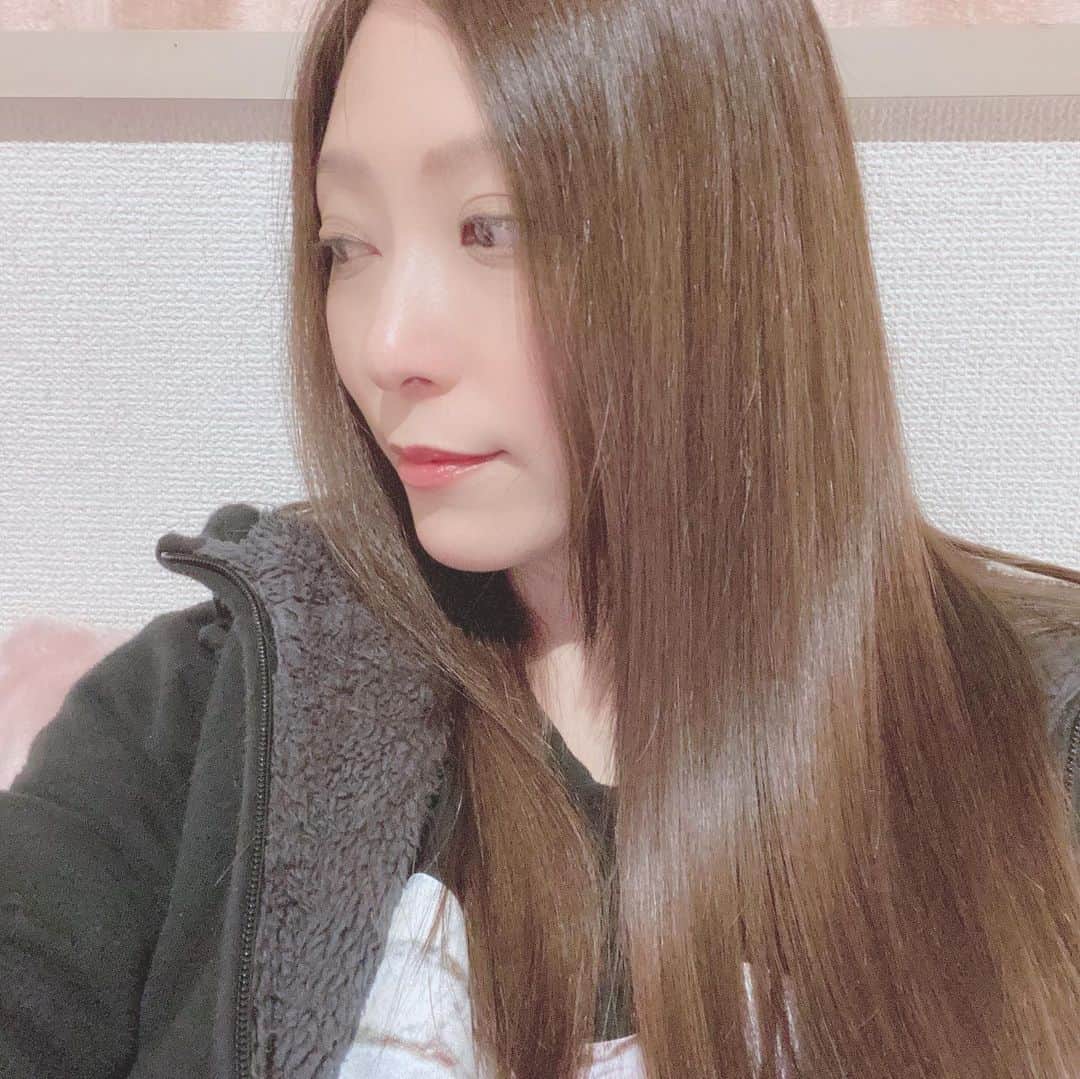 白木優子のインスタグラム：「美容院に行ってきました。 ツヤツヤわかるかな？ #トリートメント #haircolor」