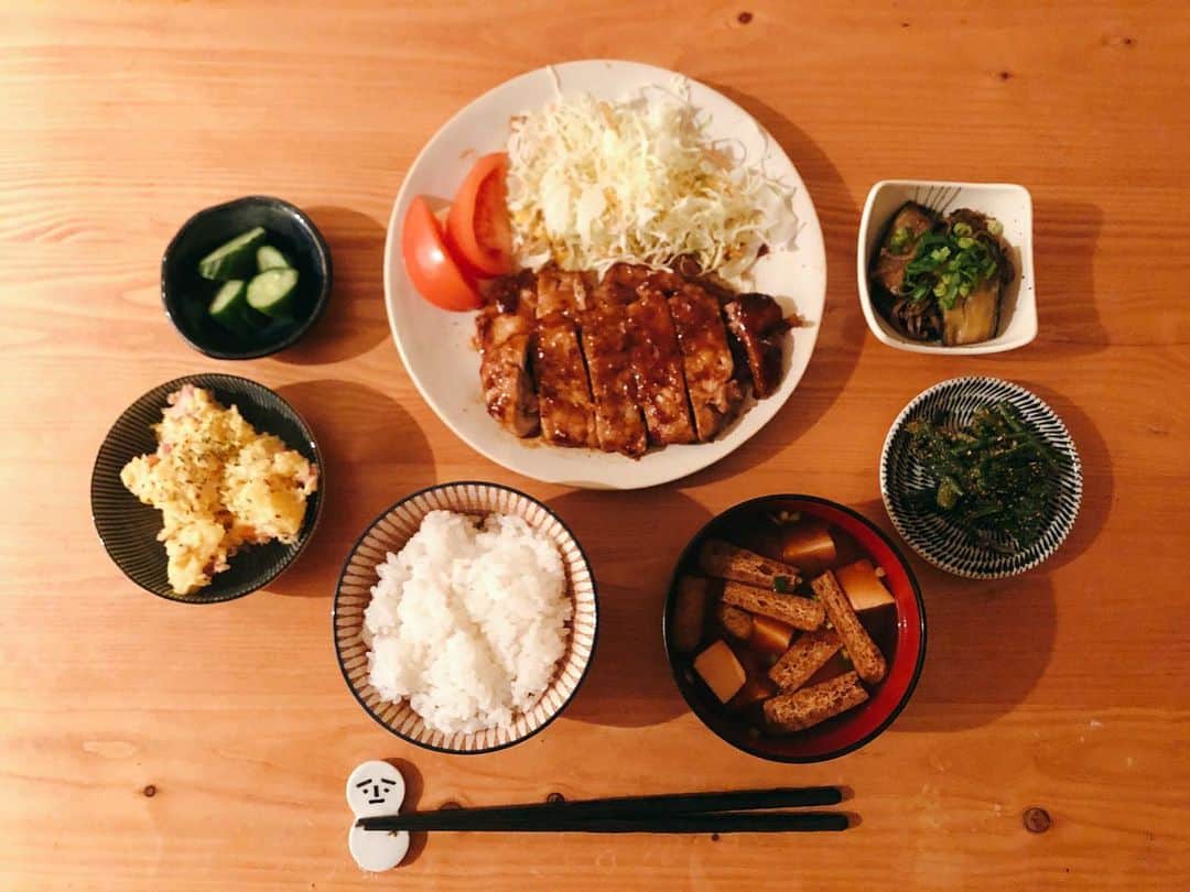 永田レイナさんのインスタグラム写真 - (永田レイナInstagram)「「お正月に食っちゃ寝しすぎたから今週はごはん控えめにしよう…」と思っていたところになんの前触れもなく「トンテキ」というワードが降りてきまして。 もうそこからは完全にトンテキモード。 でも肝心のトンテキを食べたことがなかったので、正解がわからないまま、なんとなくで作った【トンテキもどき定食】になりました。  ・トンテキ(もどき) ・ポテトサラダ ・春菊のごま和え ・茄子とえのきの甘酢炒め ・きゅうりのぬか漬け ・味噌汁  すりおろし玉ねぎ、にんにく、ウスターソース、醤油…などでわりと一生懸命タレを作りましたが、市販の焼肉のタレでいいなと思ったので次からはそうします。 ポテトサラダはカリカリのベーコンと粒マスタードをたっぷり入れるのが好きです。  今年もいろんなごはんをつくって食べようっと。  #レイナキッチン #おうちごはん #夕食 #トンテキ #献立 #dinner #cooking #porksteak」1月5日 19時12分 - reina_nagata