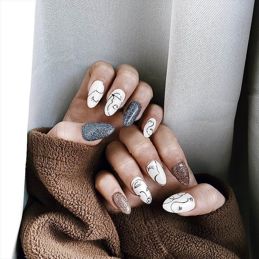 のインスタグラム：「New nail 💅 流行りのフラッシュネイルしてみた★ ・ ・ いつも素敵に仕上げて頂き有難うございます‼︎  担当 : （ @natural_beauty_complex_tiara )  【お問い合わせ】 TEL : 072-422-1245 Mail : info@beauty-tiara.com  #みかんのツメ  #ネイル」