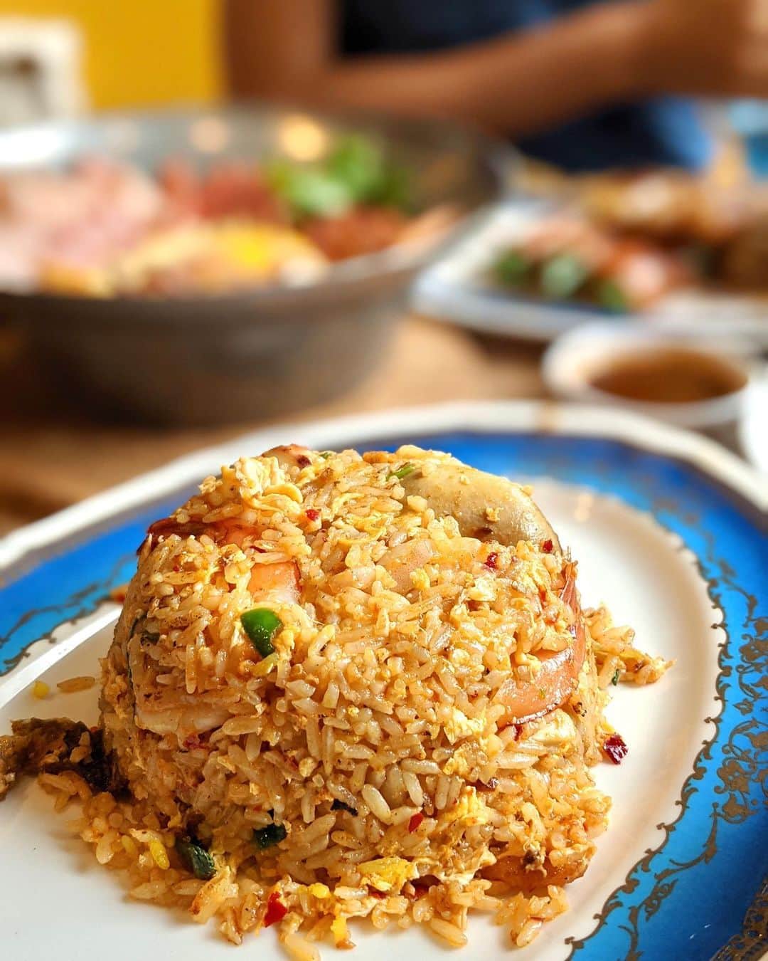 Li Tian の雑貨屋さんのインスタグラム写真 - (Li Tian の雑貨屋Instagram)「Tom Yum Fried Rice was pretty mild in flavor in comparison to the tom yum noodles, perhaps making it a friendly dish to non-spice eaters. But both the skewers and deep fried intestines are actually pretty good sides to chow on. Perfect for washing down with some fresh coconut juice if you don’t really take beer like me 😜  #sgeats #singapore #local #best #delicious #food #igsg #sgig #exploresingapore #eat #sgfoodies #gourmet #yummy #yum #sgfood #foodsg #burpple #beautifulcuisines #bonappetit #instagood  #eatlocal #noodles #delicious #sgrestaurant #thai #seafood #thaifood #friedrice   ( 📸: @chenhankiang )」1月5日 19時26分 - dairyandcream