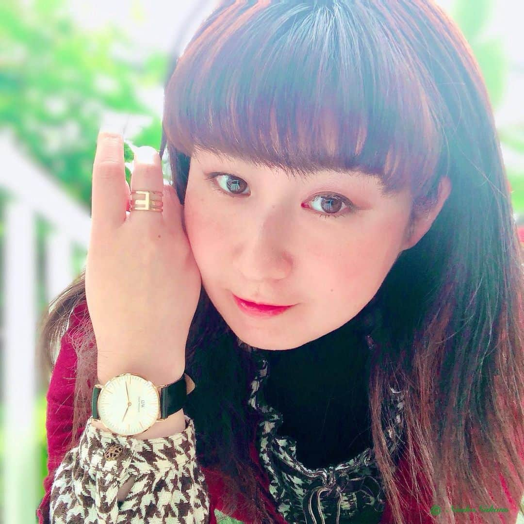 中野菜保子のインスタグラム：「. 「毎年恒例🌄新しいものを迎える月」 @danielwellington . 写真は🍎🍎🍎🍎🍎🍎🍎枚 . ご機嫌いかがですか？（≧∇≦）？ . もう5日⁉️な1月で 瞬きしたら1年が終わりそうな 予感です💨💨💨 . . ここ数年、年が改まると 新しい時計を身につけるように しています↗️😌↗️ . かの有名な「danielwellington (ダニエルウェリントン・@danielwellington )」も その１つで、 . 今年は昨年秋くらいからの シックな流れを受けて 黒革ベルトに ほわいとの文字盤✨⌚️✨ . 40mmの大ぶりフェイスが しっかりお仕事やるぞっ🔥💢🔥 となるのです😌 . . ぱっと見スタンダード、でも 実はタイムレス♪♪♪ . いついつまでも 色褪せないデザインのものは １つは欲しいと思ってました㊗️ . . 中野にとって 仕事は終わりも 始まりもないので . ジブンで緩急つけるのです☆ . . 因みに ダニエルウェリントンさんは 🌟1月7日迄ホリデーキャンペーン中🌟 ↓ ↓ ↓ https://www.danielwellington.com/jp/ や DW直営店舗で2点以上購入で 😆ナント25%OFF(全品対象)😆 . 特別ギフトラッピング無料☆ . 🎁15%offクポーンコード🎁 【naoko8319】を併用可能で 更にお得になるそうです⌚️ . あ、中指のリングにも 気づいてくれたヒトすごい❗️ . これもdanielwellingtonの アクセサリーラインです💫👑💫 . これはまたお話しさせて 下さい🍓🍓🍓 ＊ ＊ ＊ #danielwellington #ダニエルウェリントン #DWニューイヤー #理想のギフト #腕時計 #時計 #タイムレス #ギフト #シックなスタイル #優雅で上品 #洗練 #抜群の存在感 #中野菜保子 #俳優 #色白美人  #actor #model #時計収集家 #使う派 #アクセサリーライン #幅広リング #40mm #お花大好き  #時計のある暮らし #お花のある暮らしが好き  @danielwellington @syanhaijitensya」