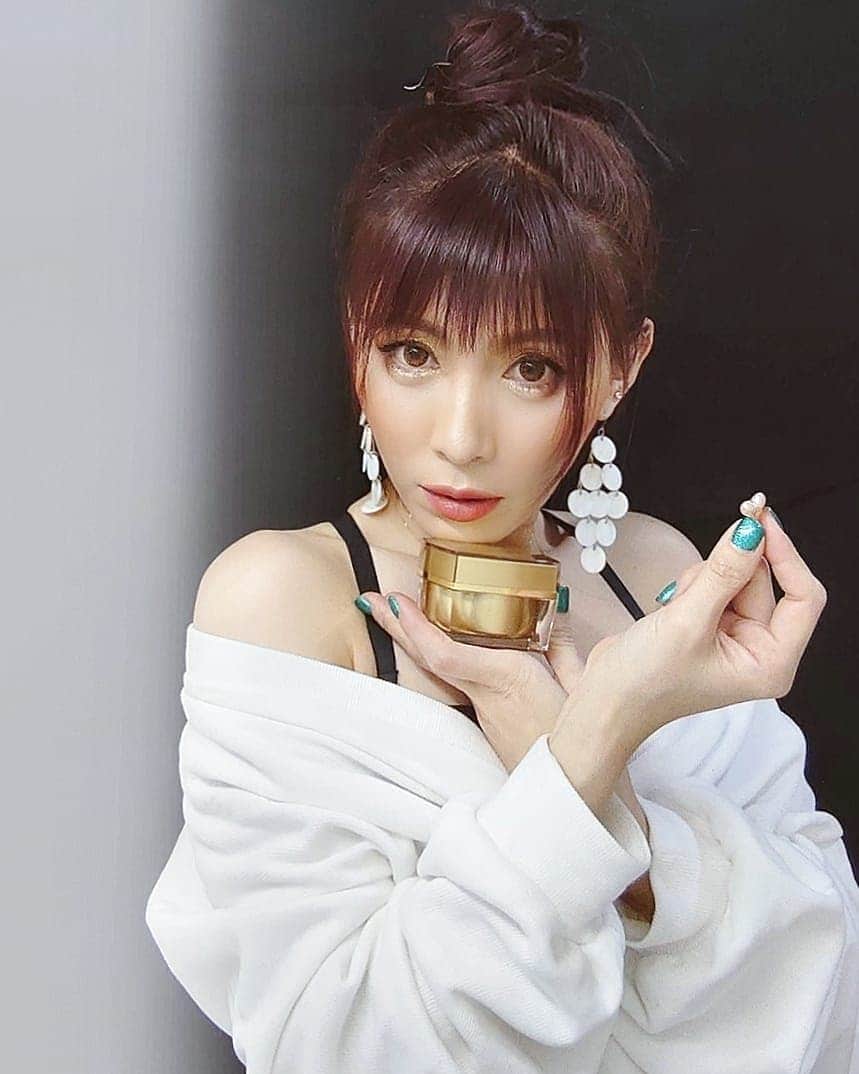 丹遥ニナさんのインスタグラム写真 - (丹遥ニナInstagram)「高級感ありすぎ〜カプセル美容液⤴️💕😃 ・ ・ 株式会社IGCの「セルプリンセス（Cell Princess）」 @cell_princess @mirrors.magic.ad 最近使わせて頂いてます💋 https://store.shopping.yahoo.co.jp/1-step/ ・ ・ プロテオグリカン配合のドクターズコスメ,天然オイル、エキスの有効成分をこの1粒の美容液に凝縮しましたよ〜💕 ・ ・ 洗顔後にすぐつけています。使うと今までのスキンケアの時よりも肌がもちっとします。敏感肌ですが今のところトラブルもありません。 ・ ・ すーっと馴染んで、使用後は肌のキメが整う気がします。毛穴も目立たなくなったような気がしますね〜💖📍 ・ ・ これを使うのと使わないのでは肌のコンディションが全然違います！化粧水前のブースターとして使用してますが、肌の調子がすごく良い❣️ ・ ・ 朝モチモチした肌感になるので、続けていこうと思います⤴️💋💕 ・ ・ #mirrorsmagicad、#cellprincess、#セルプリンセス #スキンケア #美肌ケア #しわ #くすみ #妊娠線 #脱毛後のケア #美容 #美容液 #再生医療化粧品 #cosme #コスメ #コスメ紹介 #コスメ垢 #コスメ好きさんと繋がりたい #美容好きな人と繋がりたい #PR #おすすめ ・ ・ #モデル #丹遥 #スタイル #ファッションショー  #撮影  #インフルエンサー #ユニクロ #ジーユー #韓国ファッション #写真撮ってる人と繋がりたい」1月5日 19時22分 - minaninamiji