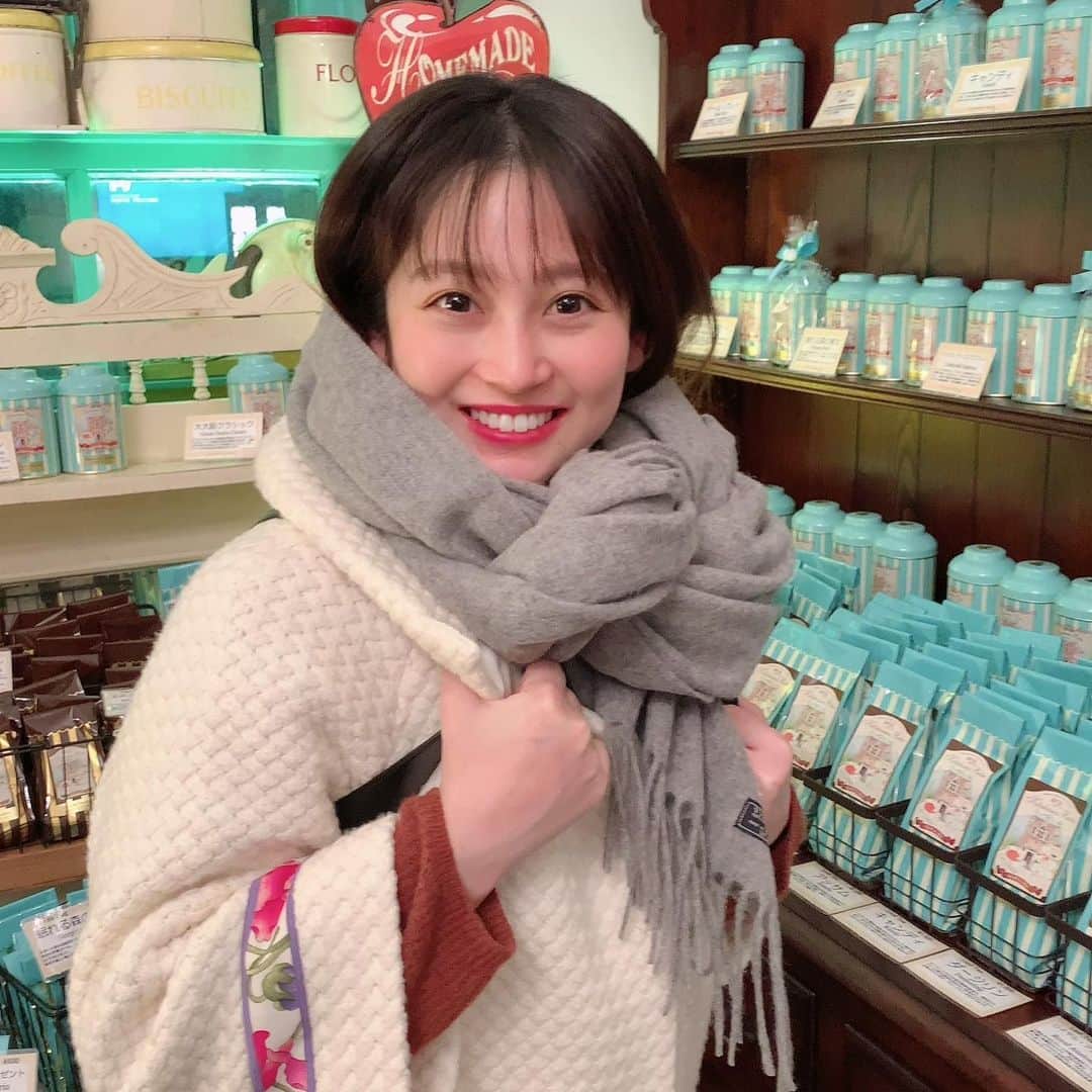 ゆかりの小雪のインスタグラム：「あけおめです🎌 昨日はずっと行きたかった、大阪にある北浜レトロに行ってきた😉 いつもめちゃ並んでるみたいなんだけど、昨日は空いてたー🥰 紅茶いっぱいあってどれ飲むか迷うけど、ロイヤルキャラメルミルクティー飲んだ🫖 スコーンも美味しいー💕💕💕 お土産も沢山買った😉 またお家でも飲もうっと🫖 ＃北浜レトロ #kitahamaretro  #お正月 ＃全然外出出来ない #マスクは写真の時だけ外したよ  #大阪 ＃北浜」