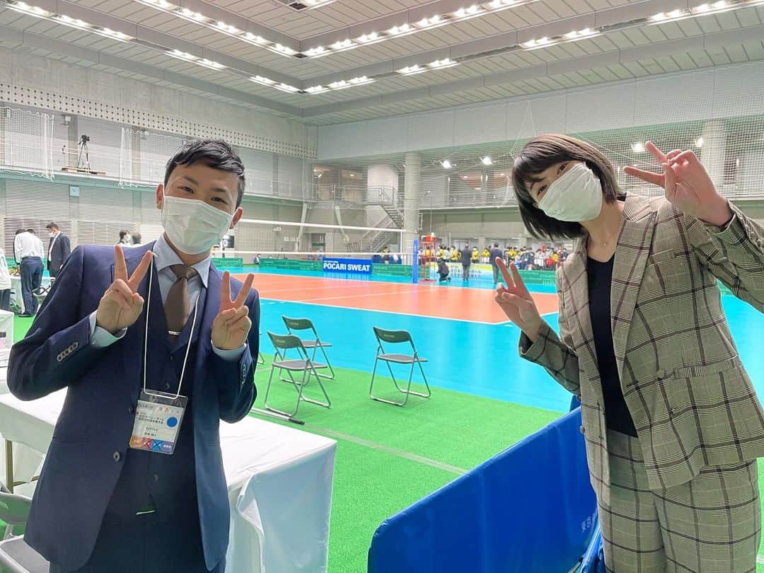のインスタグラム：「・ 春の高校バレー🌸 ・ 1日目 春日部共栄×金沢商業 都市大塩尻×八王子実践 2試合の解説させていただきました✨ ・ バレーボールが出来ることの喜びが選手たちから伝わってきて グッと来るものがありました。 選手権大会なのでもちろん順位を決めるべくして行われている大会ですが、思うように活動が出来ない中この舞台に立っているだけですごい。 会場に入れなかった選手の皆さんも全員優勝にしてあげたいと思ってしまいました。 とにかく最後の瞬間まで 身体に気を付けながら頑張ってほしいです😊 ・ 秋末アナウンサー、森アナウンサー、ありがとうございました✨ ・ #春の高校バレー2021  #春高バレー #石川テレビ #秋末械人 アナウンサー #フジテレビ #森昭一郎 アナウンサー」
