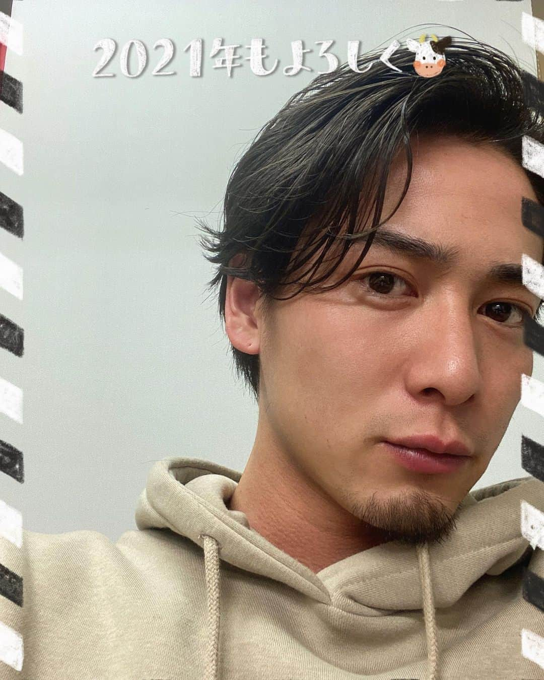 土屋光太朗のインスタグラム：「明けました？ えぇ明けました。 年越すことにたいしてワクワクしなくなってきた。3.2.1…ハッピーニューイヤー！イェーイ！とかしなくなってきた。年は越すし時間は止まらねぇから。とか冷めたこと言ってるけどそんなことどうでもいいとして最近お風呂に浸かる事の楽しさを知っちゃいました。気持ちいい。とにかく気持ちいい。風呂入りながら携帯イジイジとか超気持ちいい。  2021年もみんなよろしくね🐮」