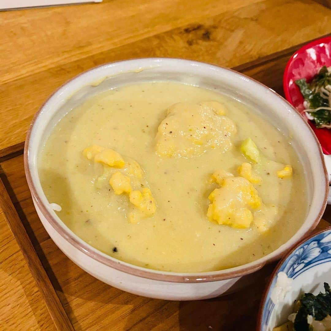 熊谷真実さんのインスタグラム写真 - (熊谷真実Instagram)「夕飯。こんなになりました。 お肉食べてないなぁと思い、ポークソテー  朝のスープをミキサーにかけてグルテンフリーのクリームシチューの素入れて。カリフラワーのクリームシチュー 添田町から送っていただいた、柚子五目寿司の元使って。五目寿司 春雨サラダ  #熊谷真実#夕ご飯#うちご飯#ポークソテー#五目寿司##クリームシチュー」1月5日 19時34分 - mami_kumagai310