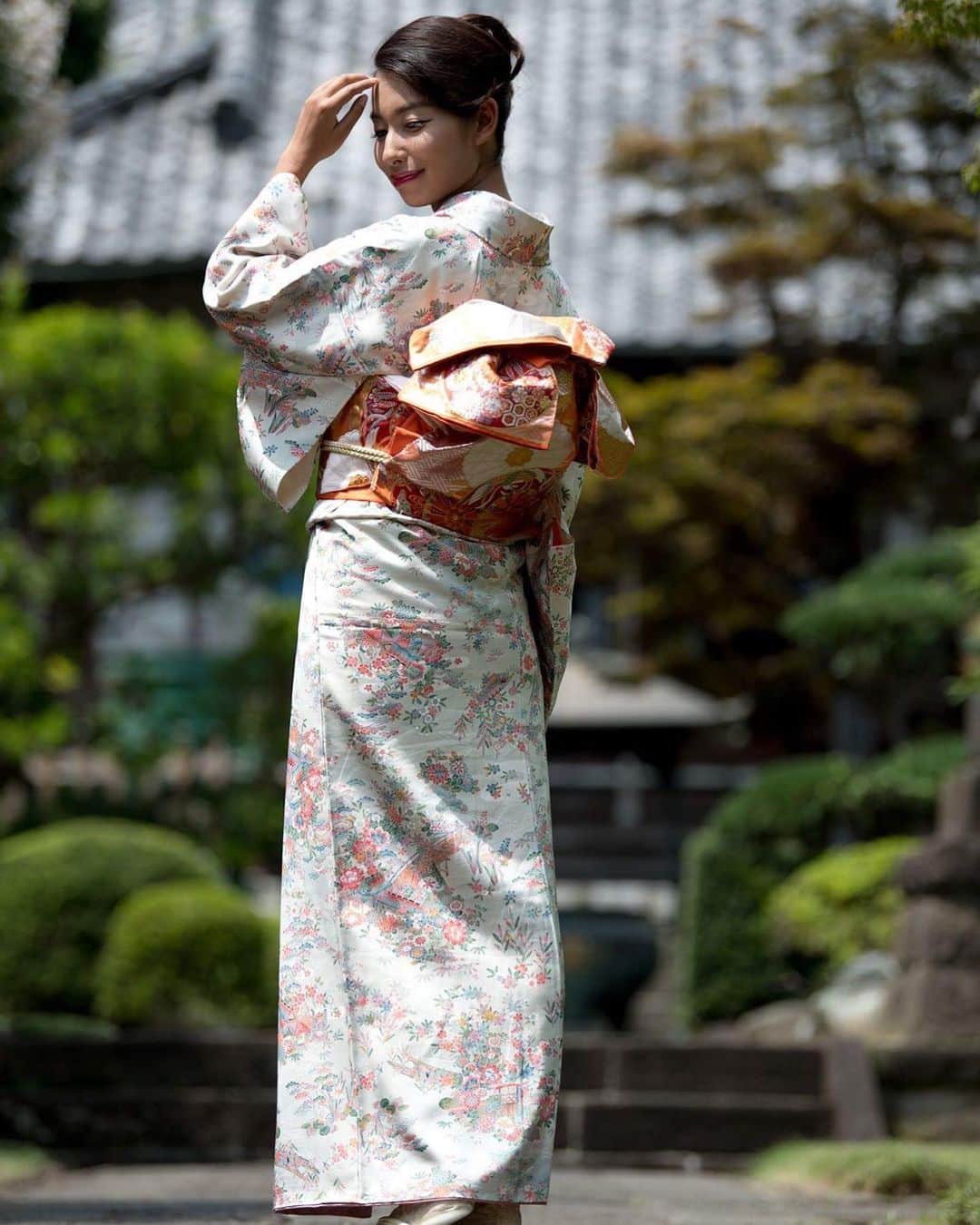 エマ中岡優姫のインスタグラム：「今日は仕事始めでした💻 仕事が始まる前に 近くの神社で 初詣と厄払いを してきたよ⛩✨ 神様、今年も コロナに負けず 元気で過ごせますように🙏✨ サニ坊と一緒に行ったけど 厄払いの間 良い子しょったけん おばあさんにも褒められたね😉✨ 写真は昔のだけど こうみてると ほーんと、着物着たい👘❣️ #初詣  #着物  #男の子ママ  #厄払い  #仕事始め」