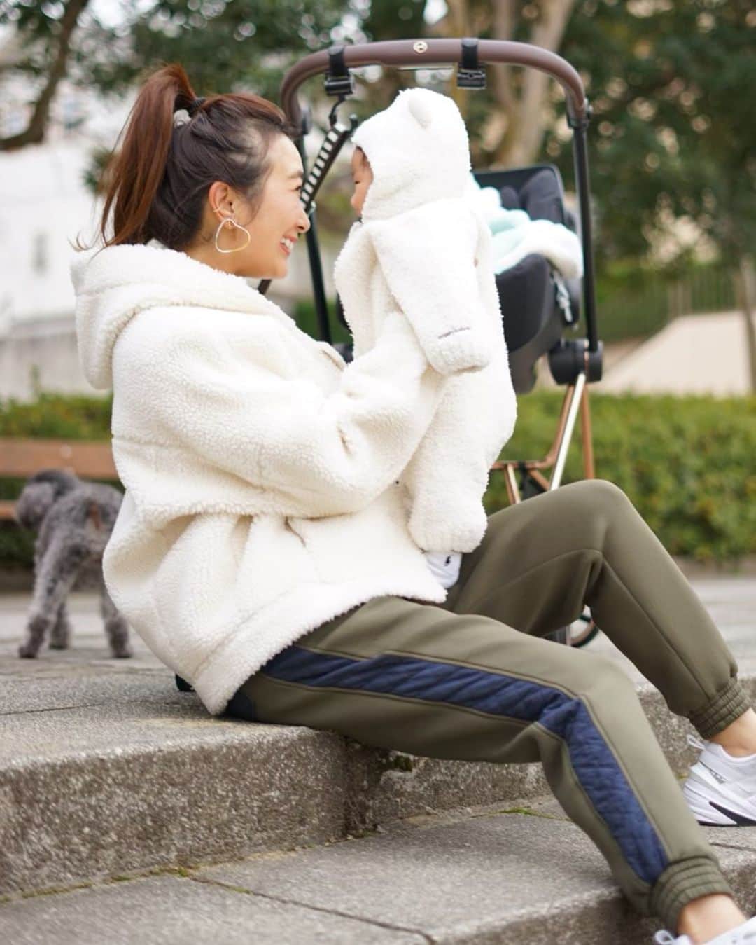 Mai Wakimizuのインスタグラム：「お正月に子供達が公園で走り回ってる間、私と息子は見学組♡お互いお鼻真っ赤になってた。笑 お正月3日連続で履いてたキルティングパンツ、楽ちんだし走れるしとにかく大活躍でした＼(^o^)／モコモコリンクコーデ♡後ろにお尻丸出しカプたん。笑 #生後5ヶ月#男の子ベビー#男の子ママ#リンクコーデ#愛犬カプリ」