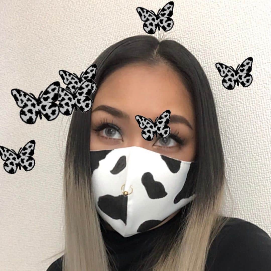 TOKINEのインスタグラム：「明けましておめでとうございます🎍🤍﻿ 今年は例年のように、お着物を着て初詣というわけにも行かず﻿ 姉妹で牛マスクを作って、牛マスクに合うメイクをして遊びました🐄🤍﻿ ﻿ 2021年、手を取り合って、前を向いて﻿、良い一年にしたいです🌱 皆さんにとっても、より笑顔と安らぎに溢れる一年でありますよう願っています🙏 いつもありがとうございます🌏😊 本年も宜しくお願いします✨﻿ #2021」