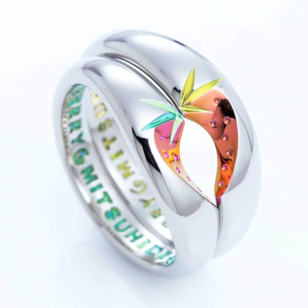 SORA ≪SORA表参道の公式アカウント≫さんのインスタグラム写真 - (SORA ≪SORA表参道の公式アカウント≫Instagram)「. 本日1月5日は「 #いちごの日 」 ふたりの指輪を重ねるといちごのモチーフが現れる ユニークなデザインをご紹介します。  種やヘタなど細部の表現にまでこだわった 遊び心溢れる結婚指輪ですよね🍓  SORAは自由な発想で、他にはない ふたりだけの結婚指輪づくりを叶えます。  -------------------------------　  ▼『New Year fair』開催中＊* https://www.sora-w.com/contents/event/newyear/  ▼SORAオフィシャルサイト https://www.sora-w.com/ . . . ぜひ『#結婚指輪sora 』のハッシュタグで SORAの写真を投稿してくださいね！ こちらのアカウントでリグラムさせていただきます♪ . #結婚指輪 #婚約指輪 #表参道 #オーダーメイド #オーダーメイドリング #オーダーメイドジュエリー #ジルコニウム  #金属アレルギー対応 #金属アレルギー #結婚指輪探し #結婚指輪オーダー #マリッジリング #エンゲーリング #ペアリング  #ブライダル #ウェディング #ジルコニウムカラー  #bridal #wedding #jewelry #japaneseart #madeinjapan #2021春婚 #2021夏婚  #2021wedding #いちご #strawberry #🍓」1月5日 19時30分 - sora_omotesando