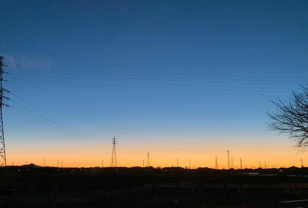 遠藤瞳のインスタグラム：「あけましておめでとうございます🌅  昨年は大変な年になりましたね。 そんな中でも色々な作品や 素敵な方々との出会いがあって✨ 久しぶりに再会できた方も居て💫 いつも仲良くしてくれる方々も元気でいてくれて 本当にありがたいなあとしみじみ。  まだまだ油断ならないけど 皆様が心も身体も健やかに🍀 1秒でも多く笑顔になれる日々となりますように❤️  本年もどうぞ宜しくお願いします🙏  #newyear」