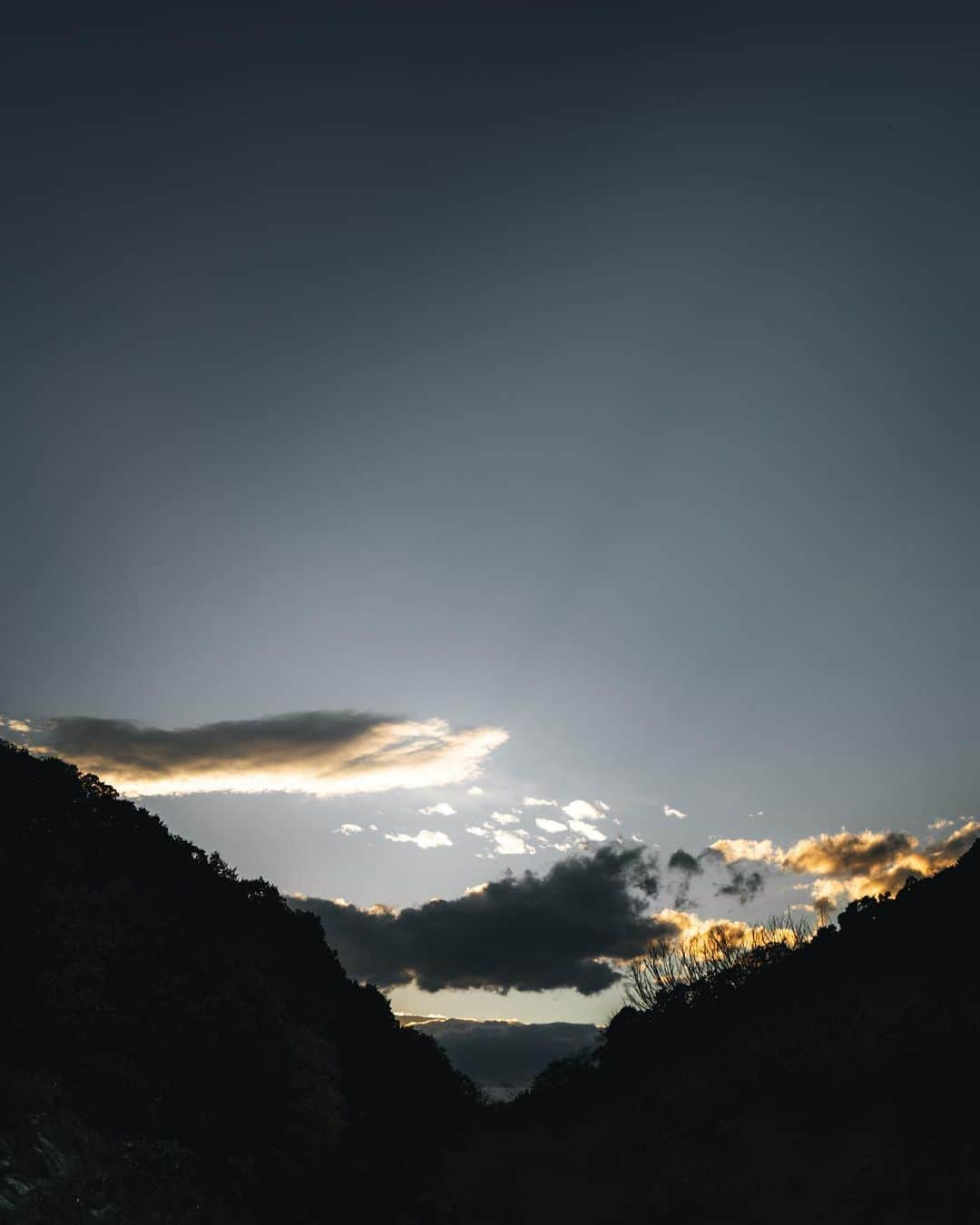 _msy_tのインスタグラム：「View of the sunset seen from between mountains. . 山峡からの日の入り🌄 . . . #visitjapanjp #tokyocameraclub #sorakataphoto #retrip_nippon #art_of_japan_ #daily_photo_jpn #wu_japan #japan_daytime_view #rakutentravel #jalan_travel #lovers_nippon #bestjapanpics  #whim_life #otonatabi_japan #photo_travelers #sunset #beautifuleview #landscape #sky #cloud #mountain #風景  #風景写真 #風景写真部 #山 #夕焼け #日の入り #雲 #空」