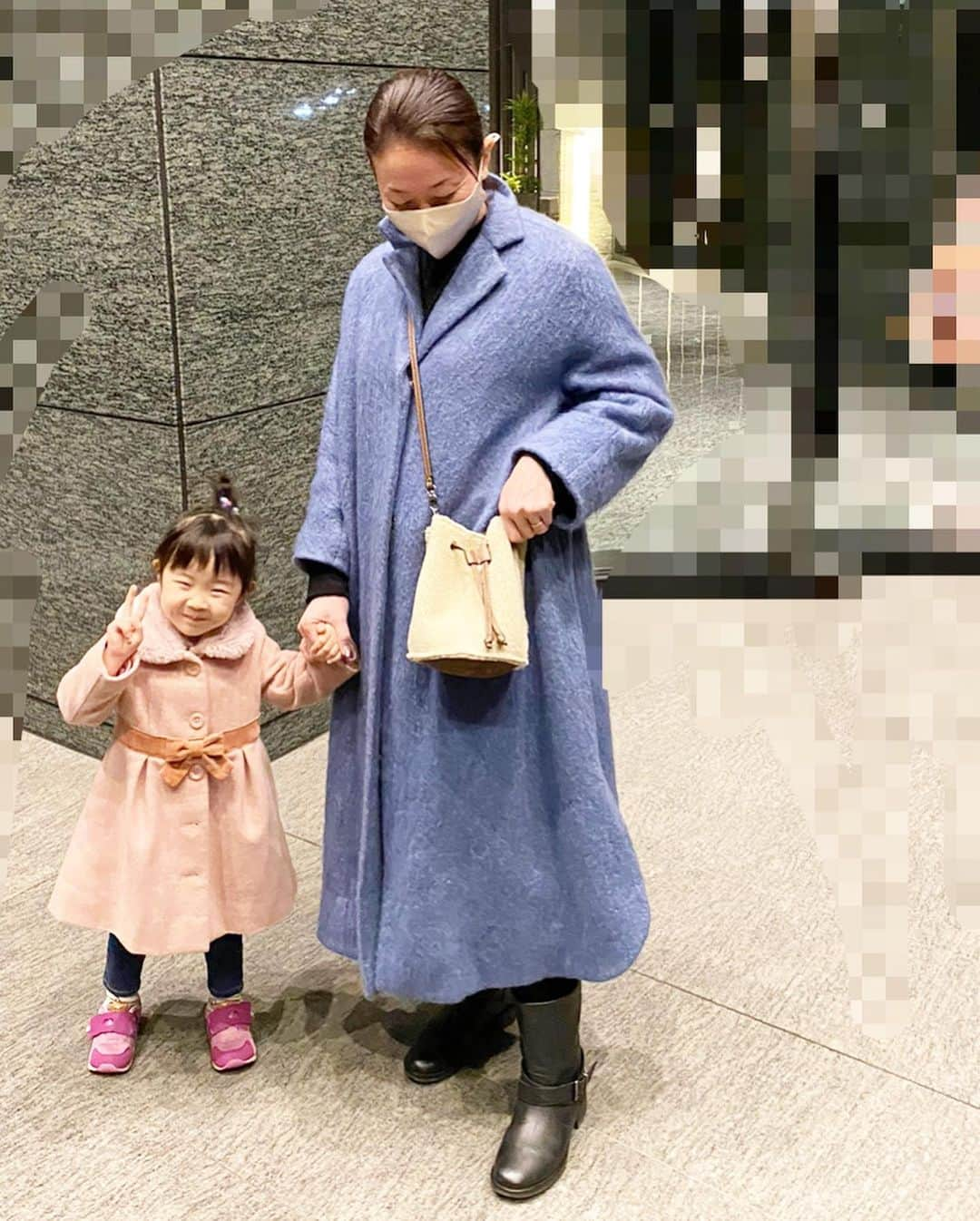 田中雅美さんのインスタグラム写真 - (田中雅美Instagram)「42歳になりました。  ・ ・ 自分でも、自分の歳に信じられない気持ちですが🤣 老いを感じる現実を受け止めて、努力していこうと思います。  ・ ・ 大好きな姉さんが、素敵なプレゼントを玄関に届けてくださって、その温かい気持ちにほっこり癒されました♡ （写真の肩掛けしてるバッグが玄関に置いてあって、サンタさんかと思いました☺️）  ・ ・ こんな大変な世の中となっても、ありがたいことにお仕事をいくつかいただいていて、感謝の気持ちを忘れずに、日々丁寧に頑張っていこうと思っています。  ・ ・ 42歳も、どうぞ宜しくお願い致します。  ・ ・ #42歳になりました #老いは確かに #向き合おう #気持ちは前を向いて #努力忘れず #明日はジムに行こう #姉さんサンタからプレゼント #ありがとう」1月5日 19時37分 - tanakamasami_official