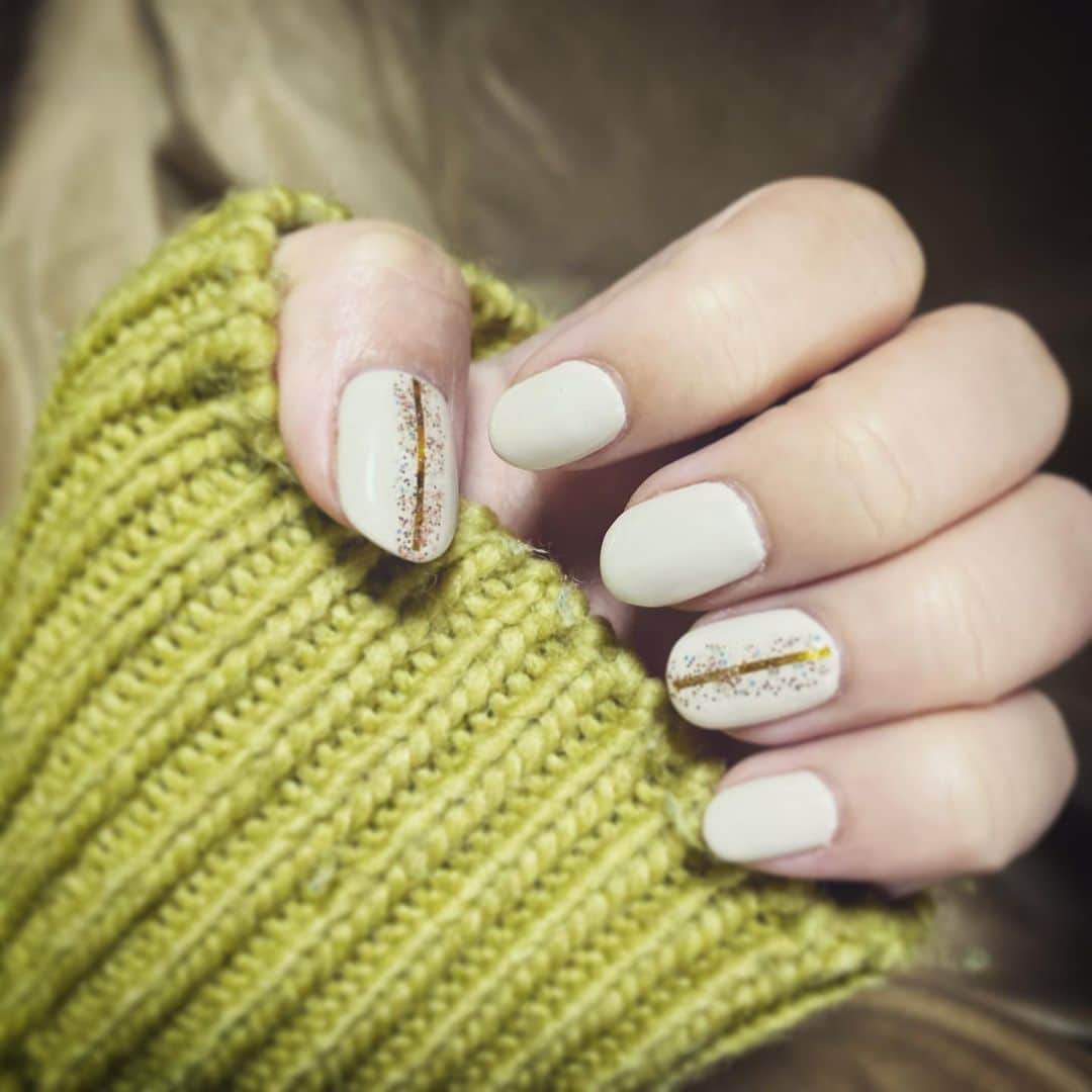 千葉えりかのインスタグラム：「🤍  #newnail#nailart#冬ネイル#シンプルネイル」