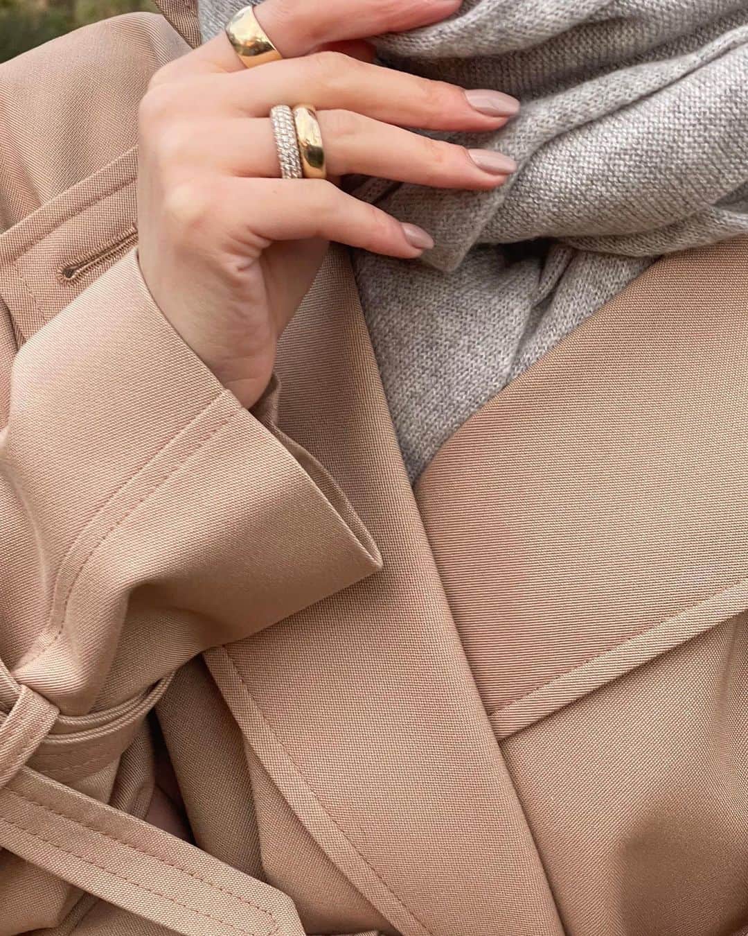 ペオニー・リムのインスタグラム：「Frosty details. #peonylimdetails」